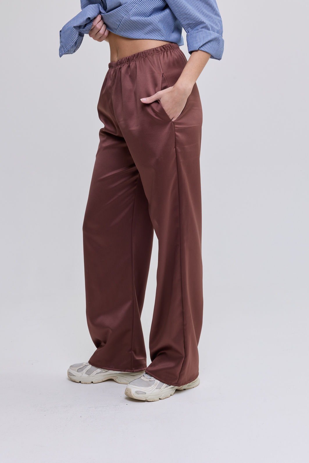 CALÇA RETA COM BOLSOS E ELASTICO NO CÓS EM CETIM CAMILLA MARROM CALÇA RETA COM BOLSOS E ELASTICO NO CÓS EM CETIM CAMILLA MARROM