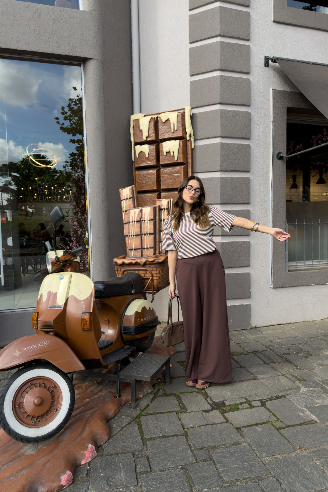 t shirt feminina listrada marrom em algodão premium, modelagem soltinha, manga curta e caimento confortável para uso diário