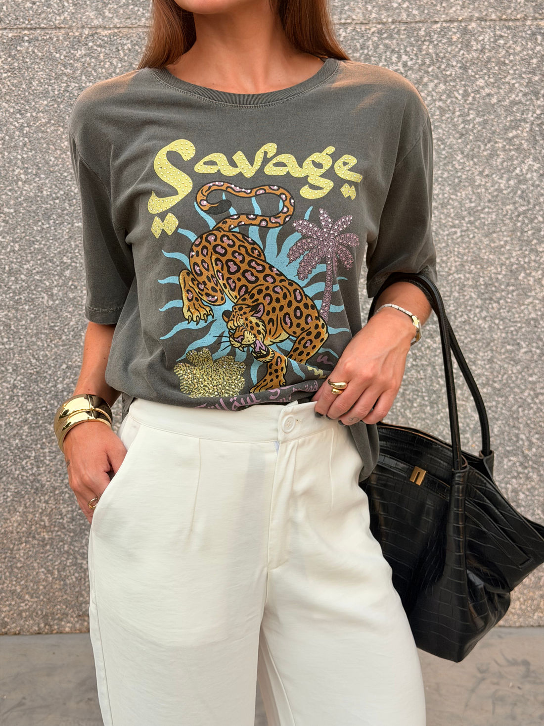 T-SHIRT ESTONADA SAVAGE FOLLOW (COM STRASS) CHUMBO T-SHIRT ESTONADA SAVAGE FOLLOW (COM STRASS) CHUMBO