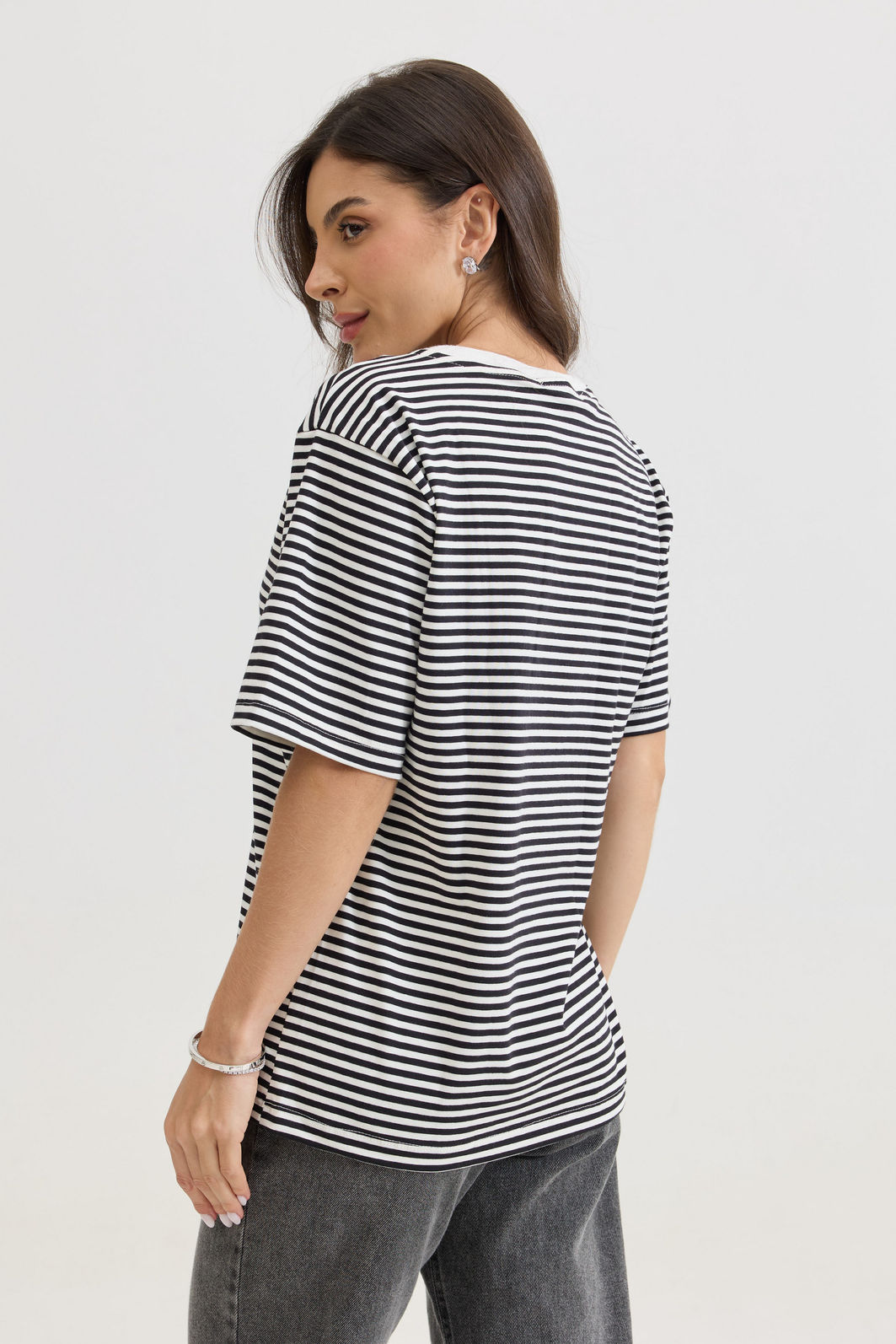 T-SHIRT LISTRADA PRETA t shirt feminina listrada preta em algodão premium, modelagem soltinha, manga curta e caimento confortável para uso diário