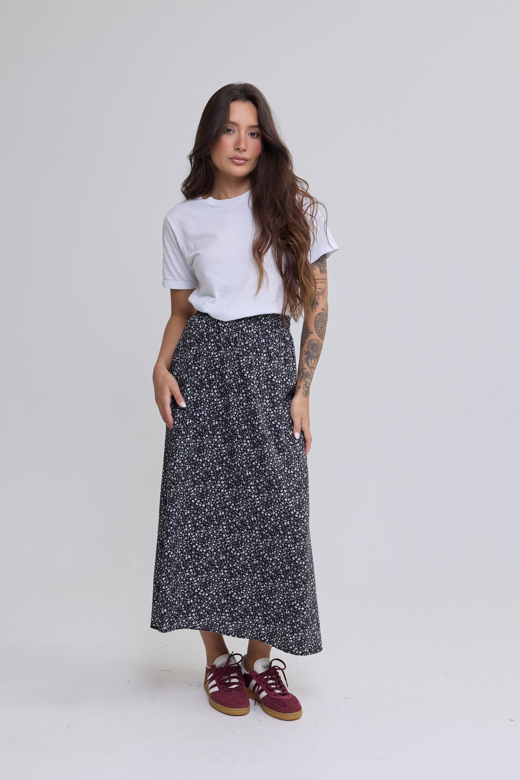 saia midi em viscose com estampa floral liberty, caimento fluido, cintura com elástico e modelagem confortável, ideal para looks casuais e modernos