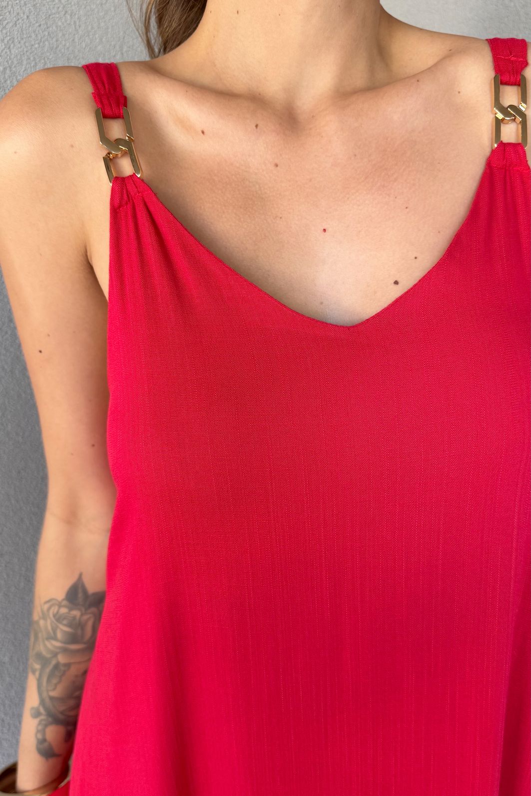 VESTIDO LONGO GLOWING COM ALÇA DE METAL VERMELHO VESTIDO LONGO GLOWING COM ALÇA DE METAL VERMELHO