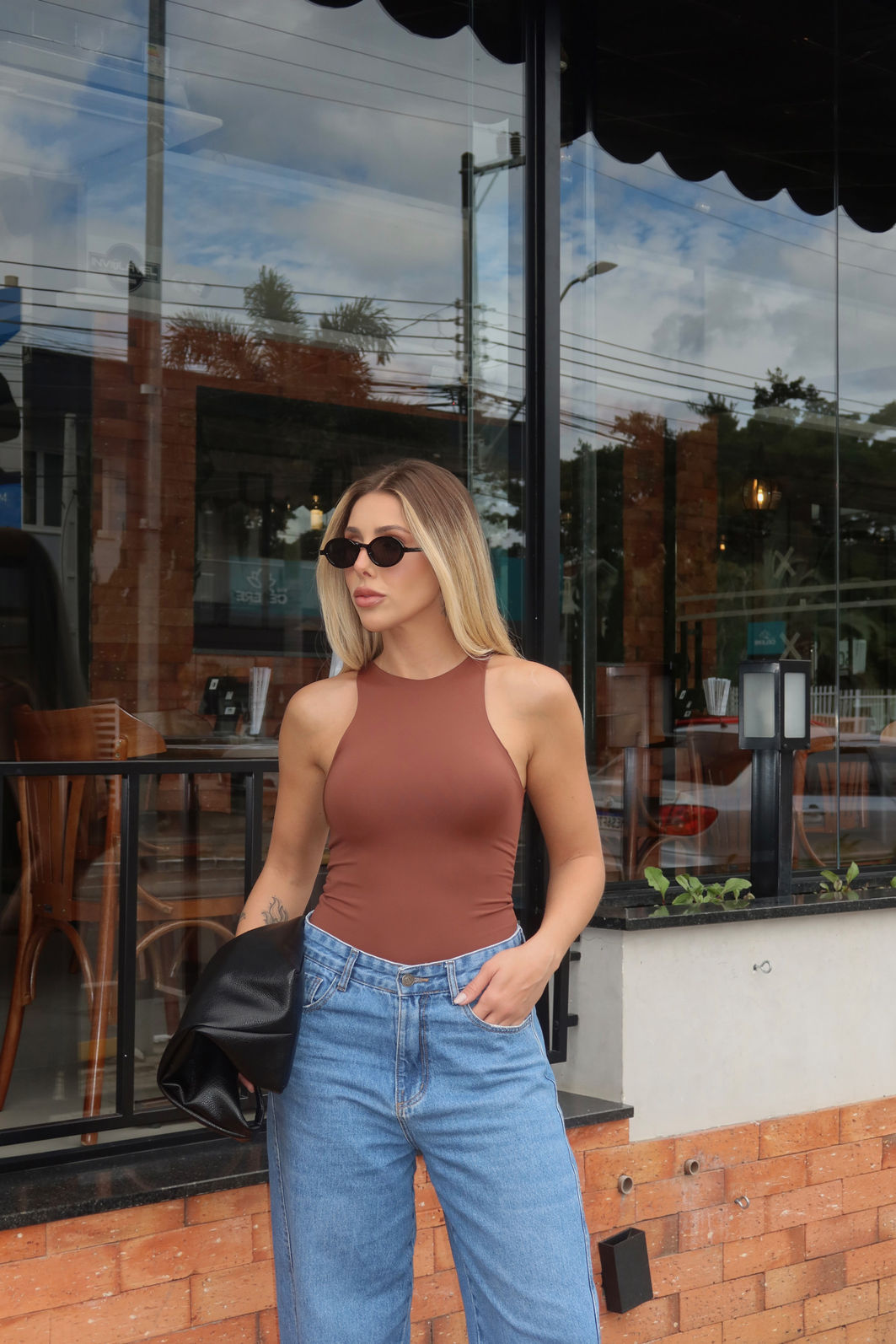 BODY JENI MARROM body feminino em poliamida com modelagem ajustada, frente e costas duplas, zero transparência, design nadador e fechamento por botões de pressão, peça confortável e versátil