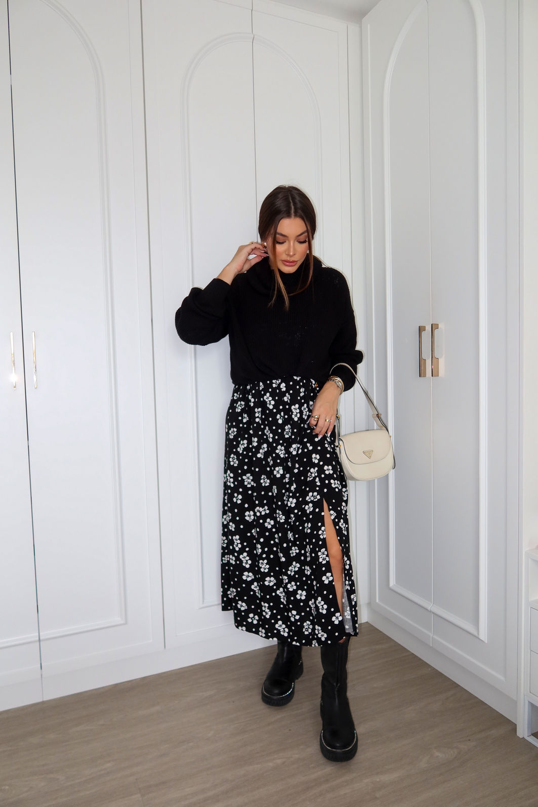 VESTIDO MIDI BARBARA AMOR PERFEITO PRETO vestido midi preto em viscolinho com estampa floral delicada estilo margaridas, busto com lastex, mangas ajustáveis e fenda lateral, caimento leve e fluido
