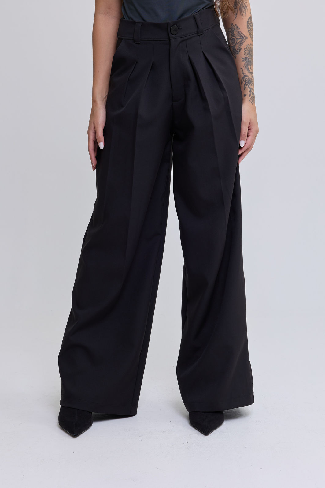 CALÇA ALFAIATARIA PANTALONA COM PREGAS E BOLSOS SILVIA PRETA CALÇA ALFAIATARIA PANTALONA COM PREGAS E BOLSOS SILVIA PRETA