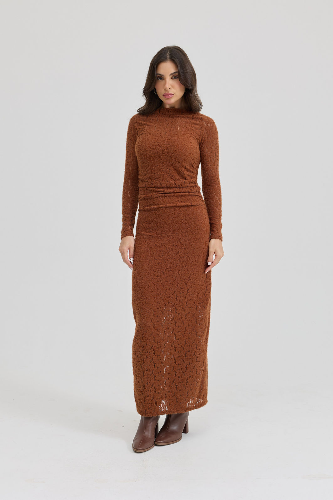 VESTIDO MANGA LONGA DE RENDA FRANZIDO NAS LATERAIS ROSALIE MARROM VESTIDO MANGA LONGA DE RENDA FRANZIDO NAS LATERAIS ROSALIE MARROM