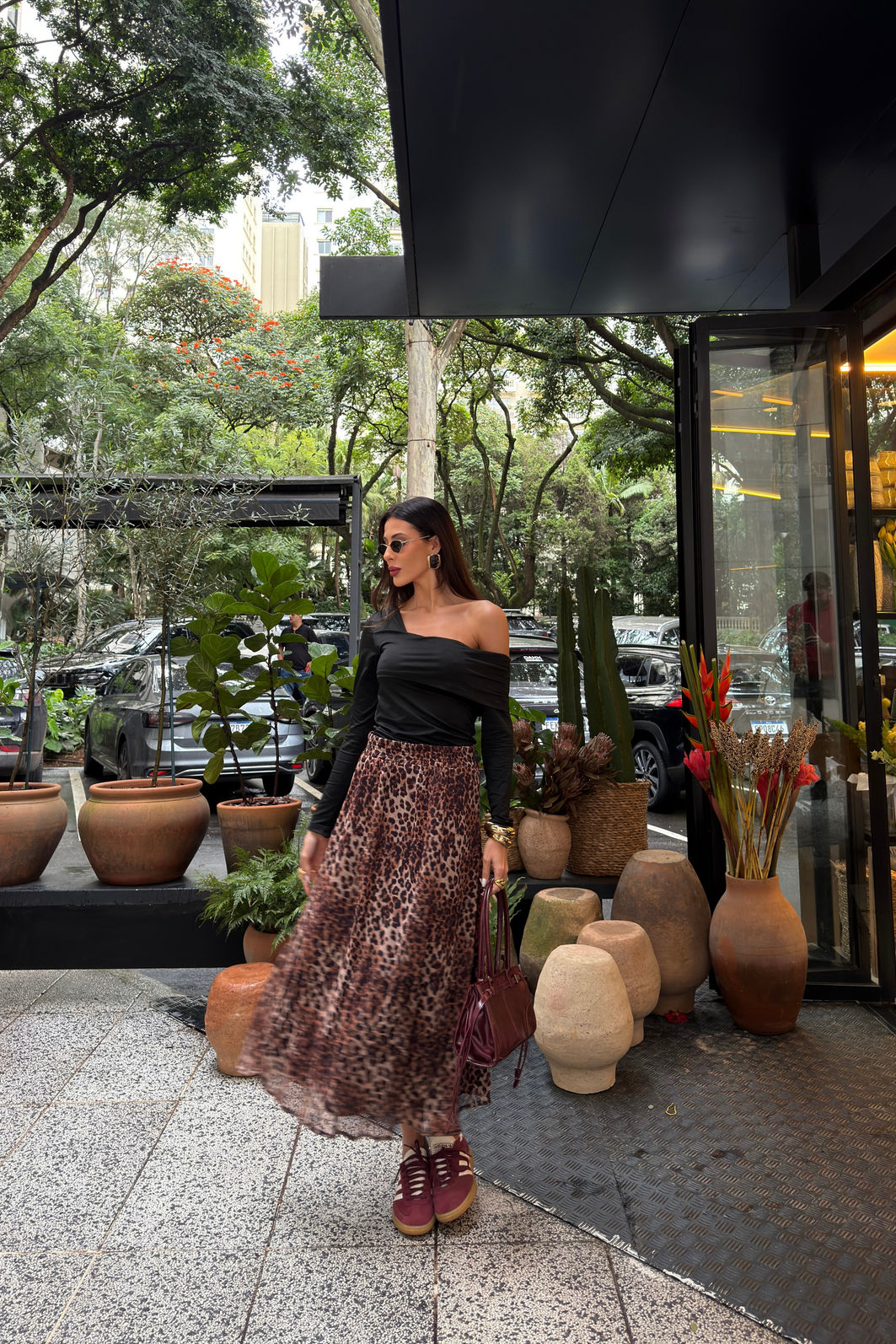 SAIA MIDI TULE CHLOE FELINE Saia midi de tule com estampa animal print, leve e fluida, com forro embutido e cós elástico confortável.