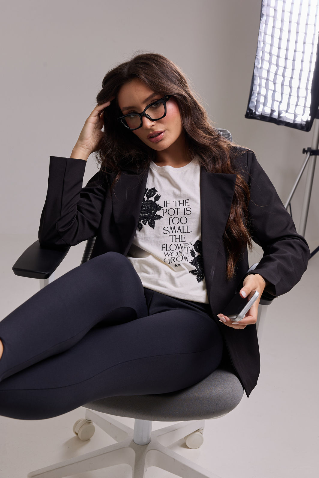 T-SHIRT ESTONADA THE FLOWER GROWS (COM STRASS) OFF WHITE T-SHIRT ESTONADA THE FLOWER GROWS (COM STRASS) OFF WHITE