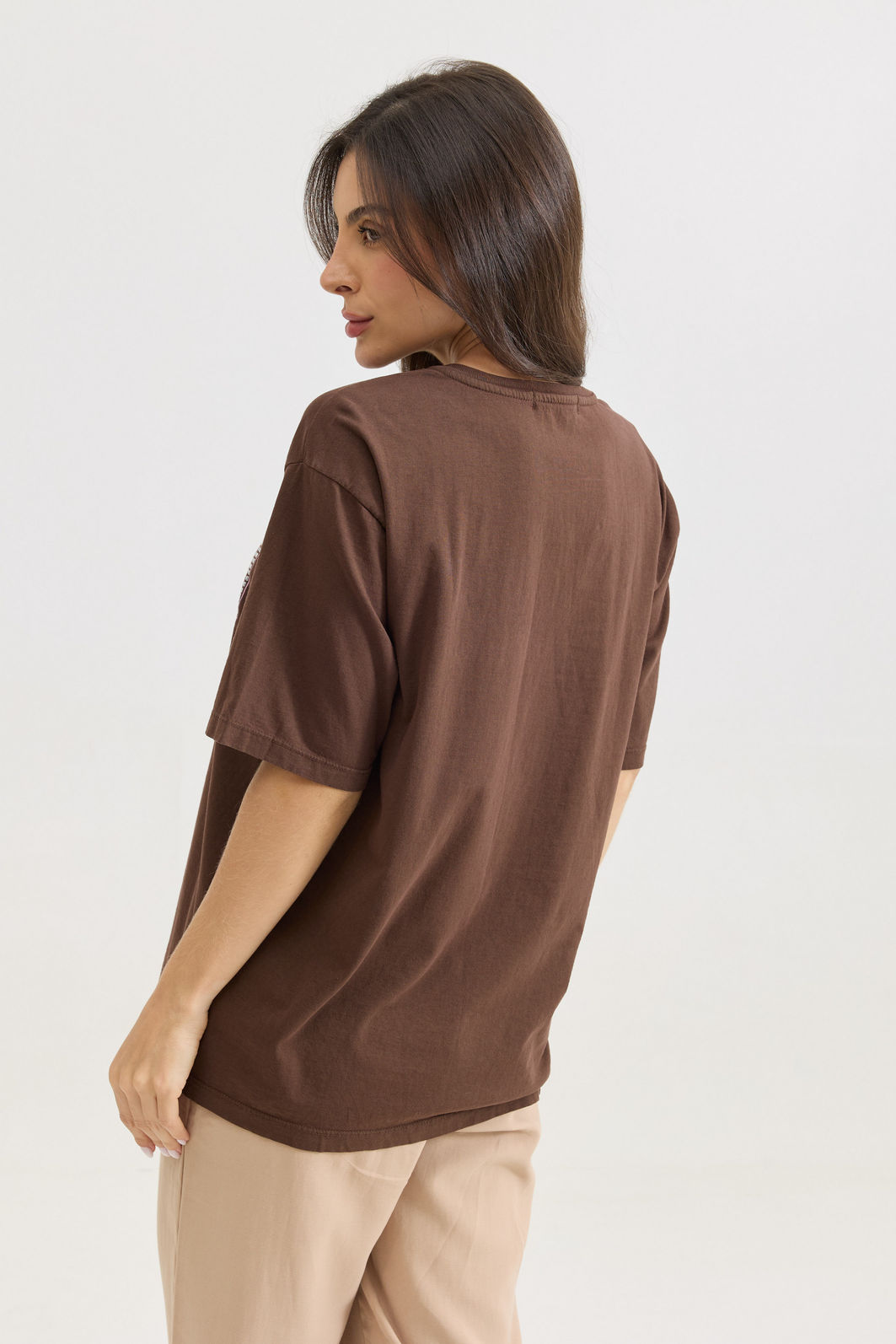 T-SHIRT ESTONADA CRUZ PEDRARIAS (COM APLIQUE) MARROM CHOCOLATE T-SHIRT ESTONADA CRUZ PEDRARIAS (COM APLIQUE) MARROM CHOCOLATE