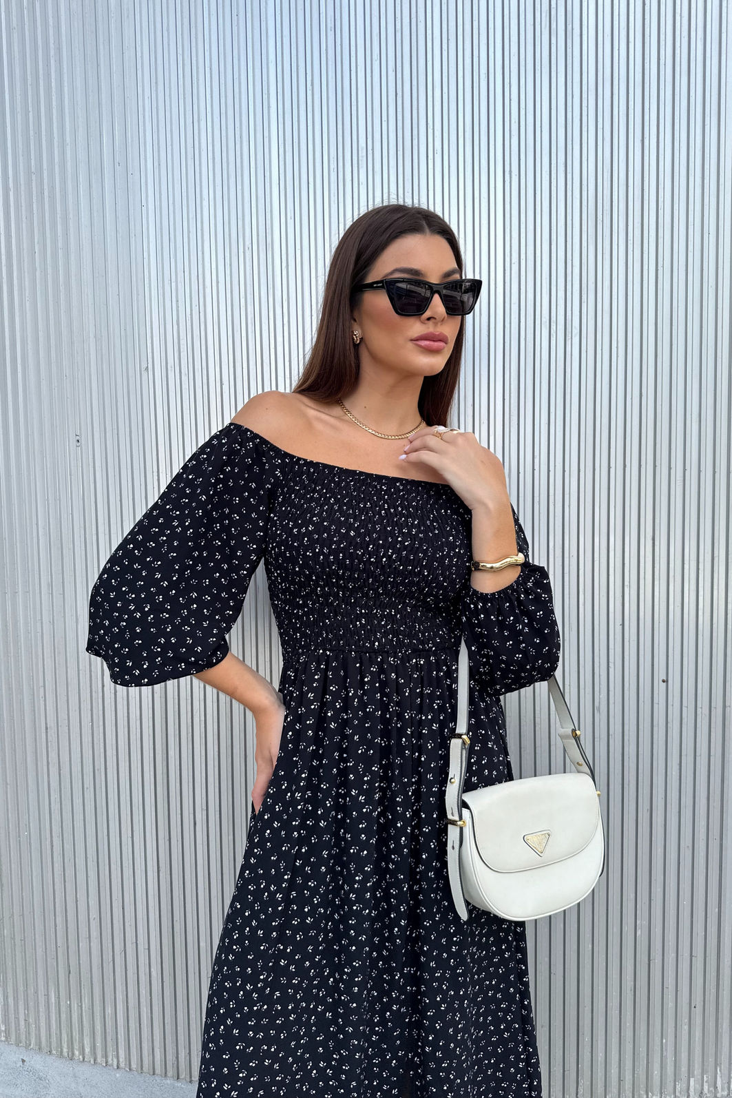 VESTIDO MIDI BARBARA FLORAL PRETO vestido midi preto em viscose com estampa micro floral delicada, busto com lastex, mangas ajustáveis e fenda lateral, caimento leve e fluido