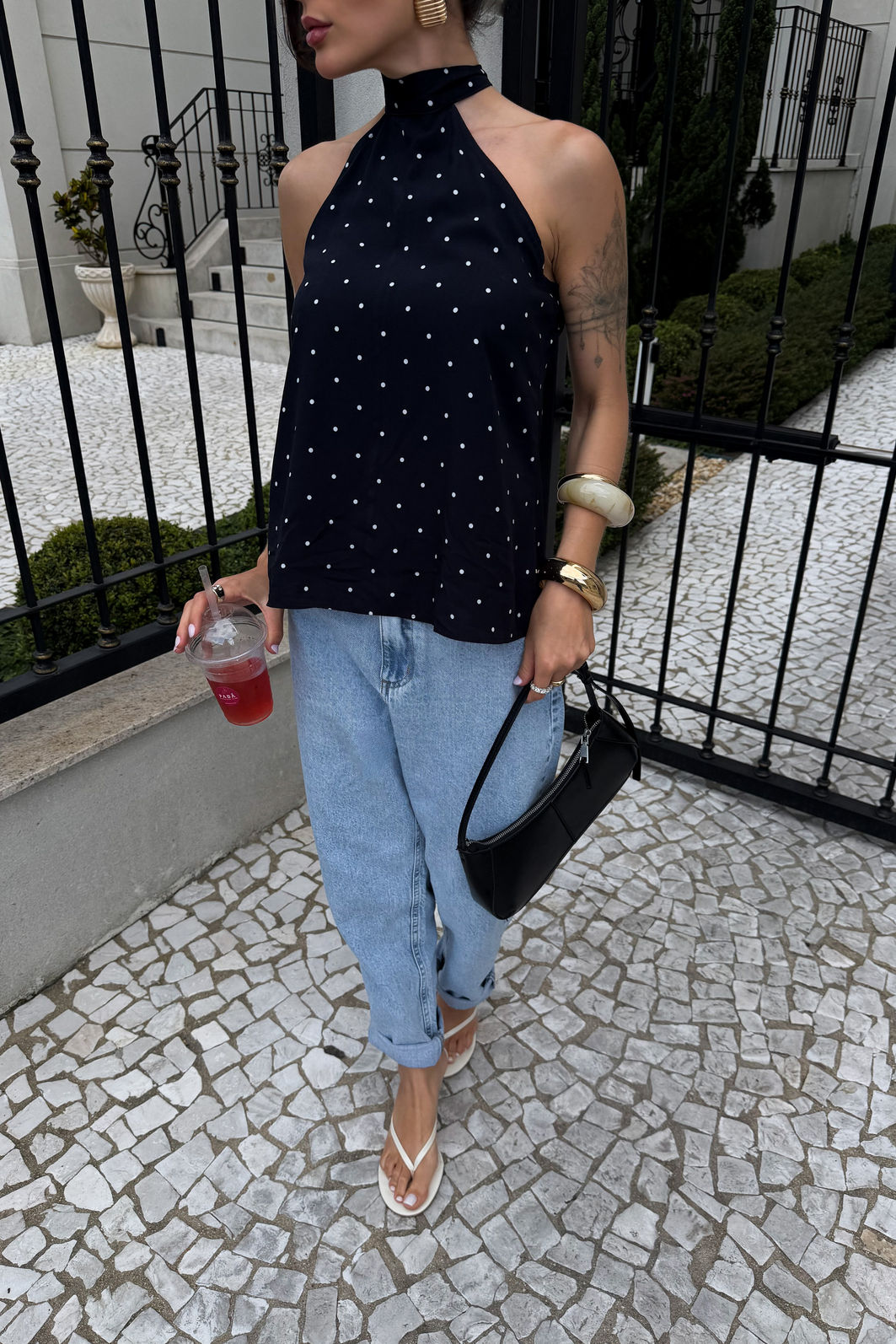 BLUSA DECOTE HALTER COM AMARRAÇÃO ESTAMPADA ROSIE POÁ PRETO BLUSA DECOTE HALTER COM AMARRAÇÃO ESTAMPADA ROSIE POÁ PRETO