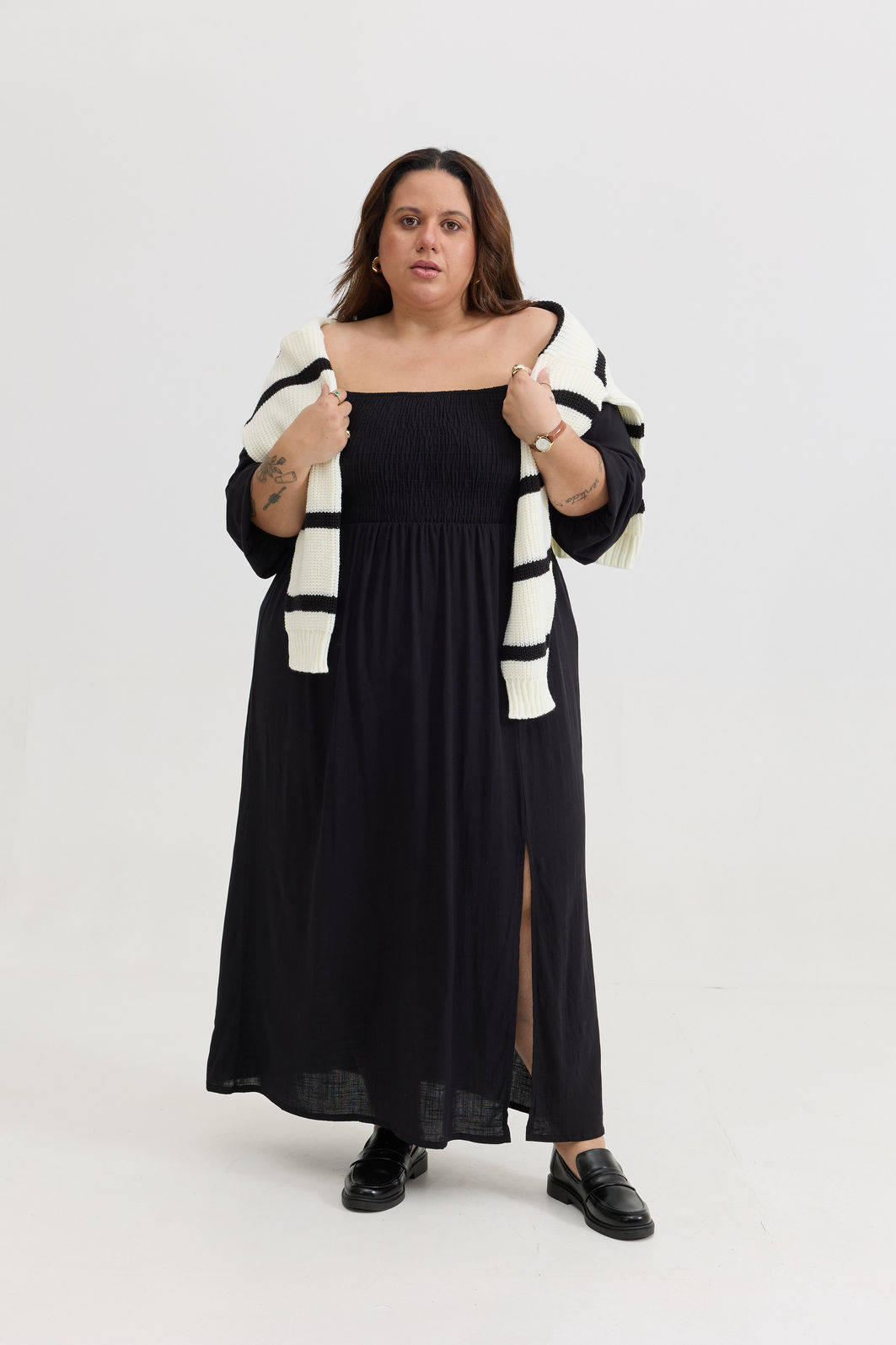 VESTIDO MIDI BARBARA LISO PRETO vestido midi preto em viscolinho com lastex no busto, mangas ajustáveis e fenda lateral, caimento leve e confortável