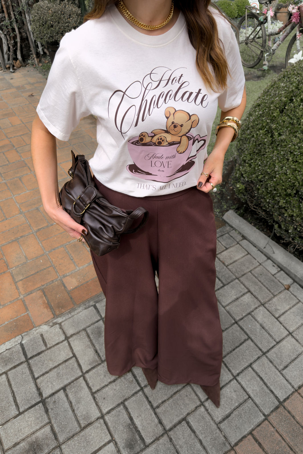 T-SHIRT ESTONADA HOT CHOCOLATE URSINHO OFF WHITE t shirt feminina preta com estampa exclusiva frontal, modelagem clássica e caimento confortável, camiseta de algodão versátil para uso diário