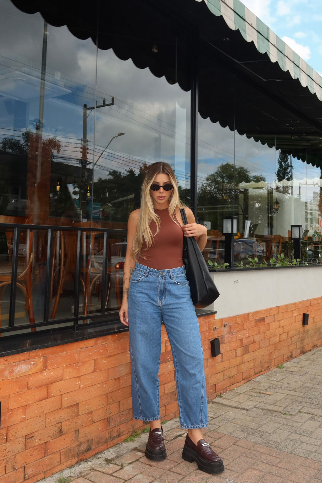 BODY JENI MARROM body feminino em poliamida com modelagem ajustada, frente e costas duplas, zero transparência, design nadador e fechamento por botões de pressão, peça confortável e versátil