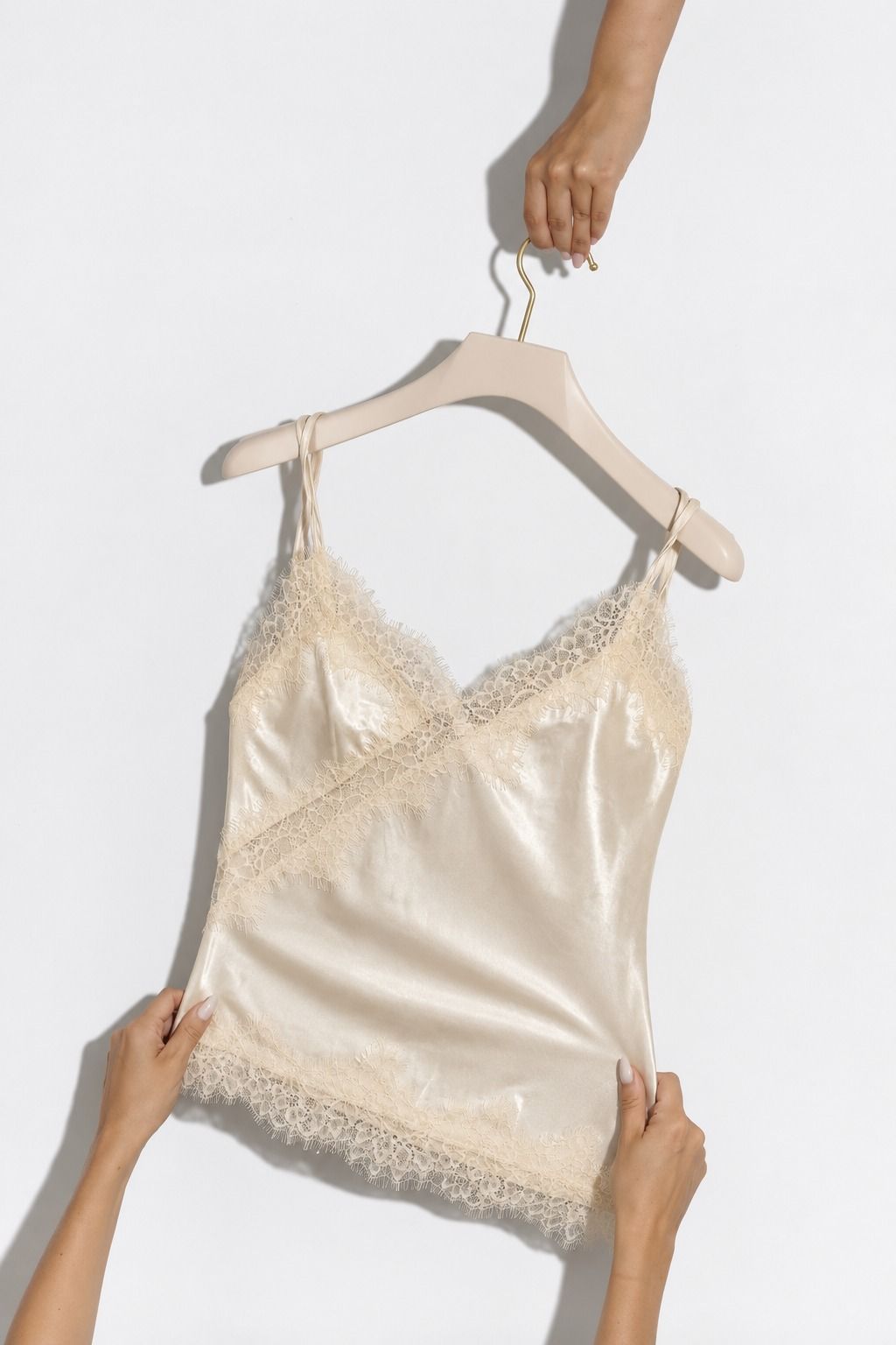 BLUSA CETIM COM DETALHES EM RENDA SABINE CHAMPAGNE BLUSA CETIM COM DETALHES EM RENDA SABINE CHAMPAGNE