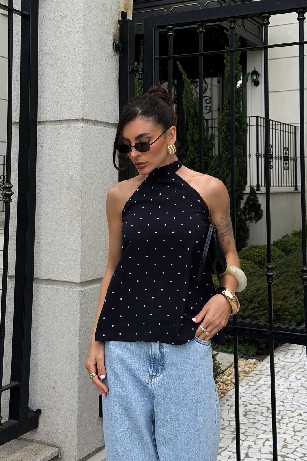 BLUSA DECOTE HALTER COM AMARRAÇÃO ESTAMPADA ROSIE POÁ PRETO BLUSA DECOTE HALTER COM AMARRAÇÃO ESTAMPADA ROSIE POÁ PRETO
