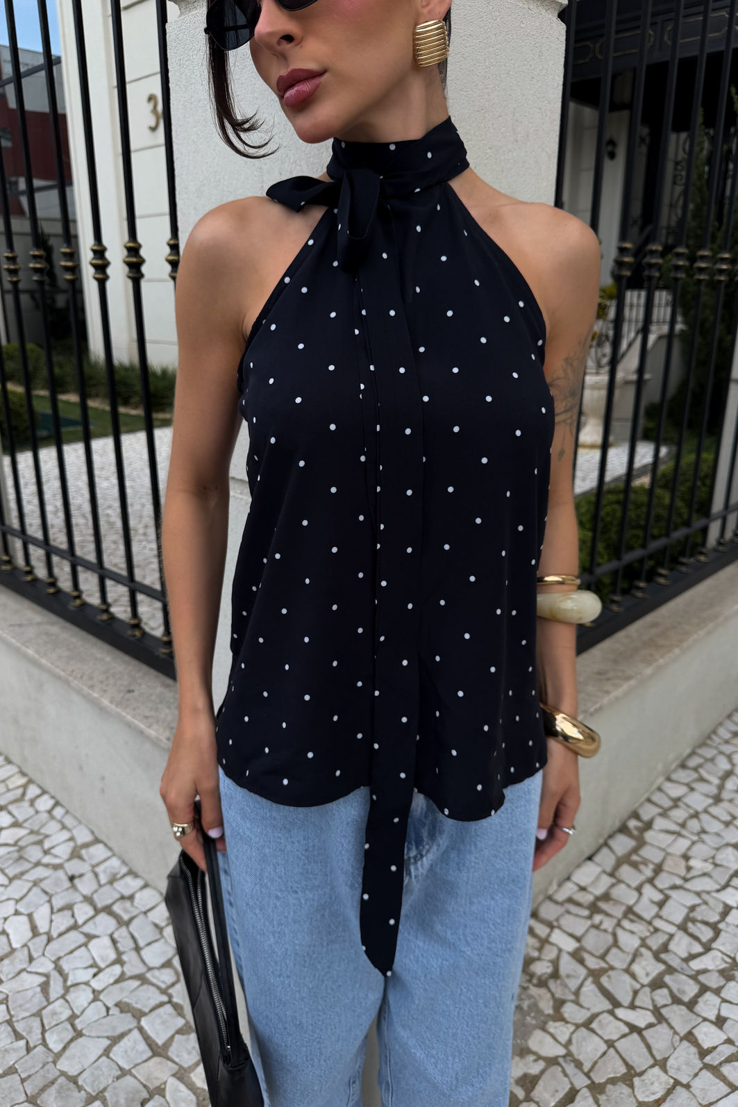 BLUSA DECOTE HALTER COM AMARRAÇÃO ESTAMPADA ROSIE POÁ PRETO BLUSA DECOTE HALTER COM AMARRAÇÃO ESTAMPADA ROSIE POÁ PRETO