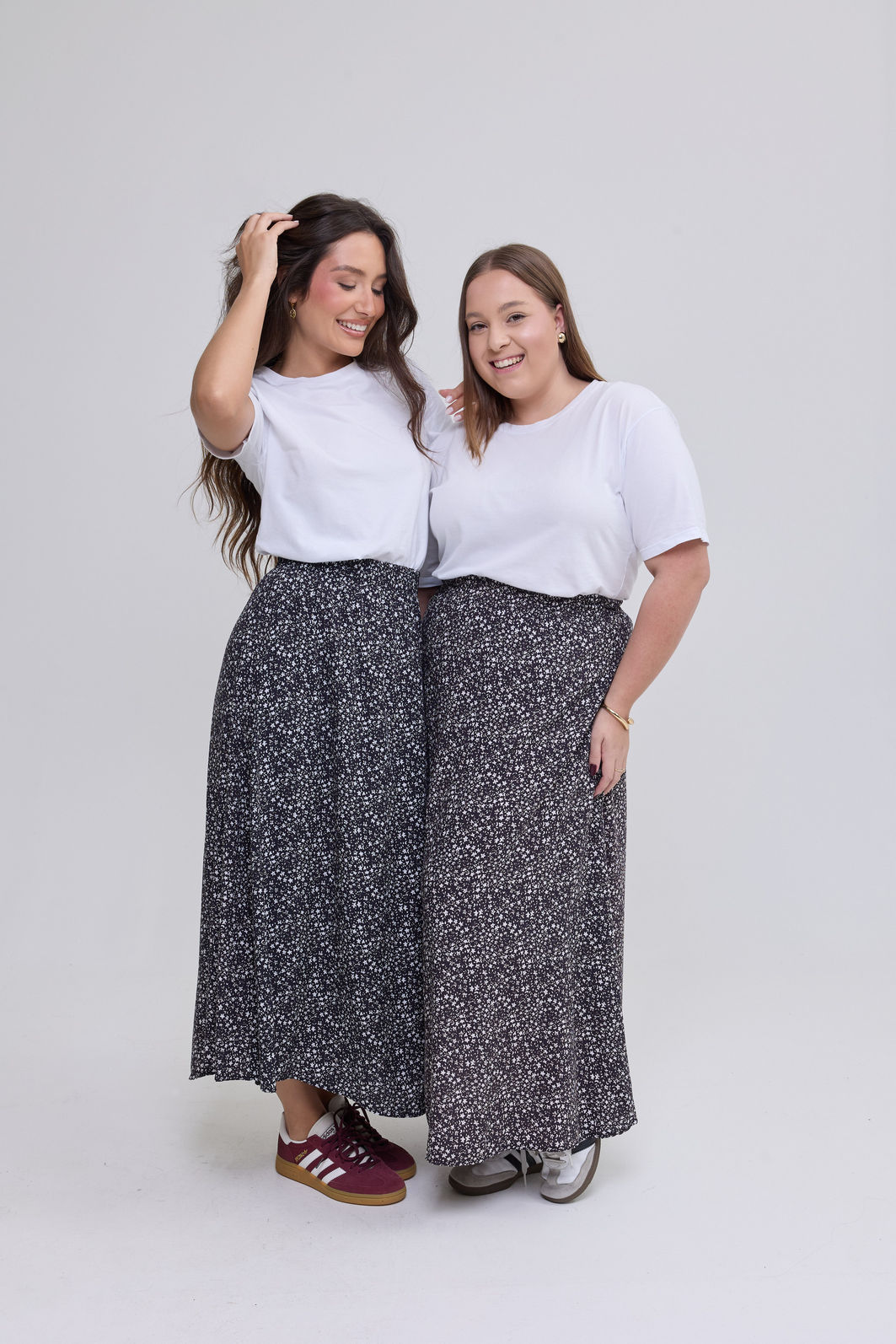saia midi em viscose com estampa floral liberty, caimento fluido, cintura com elástico e modelagem confortável, ideal para looks casuais e modernos