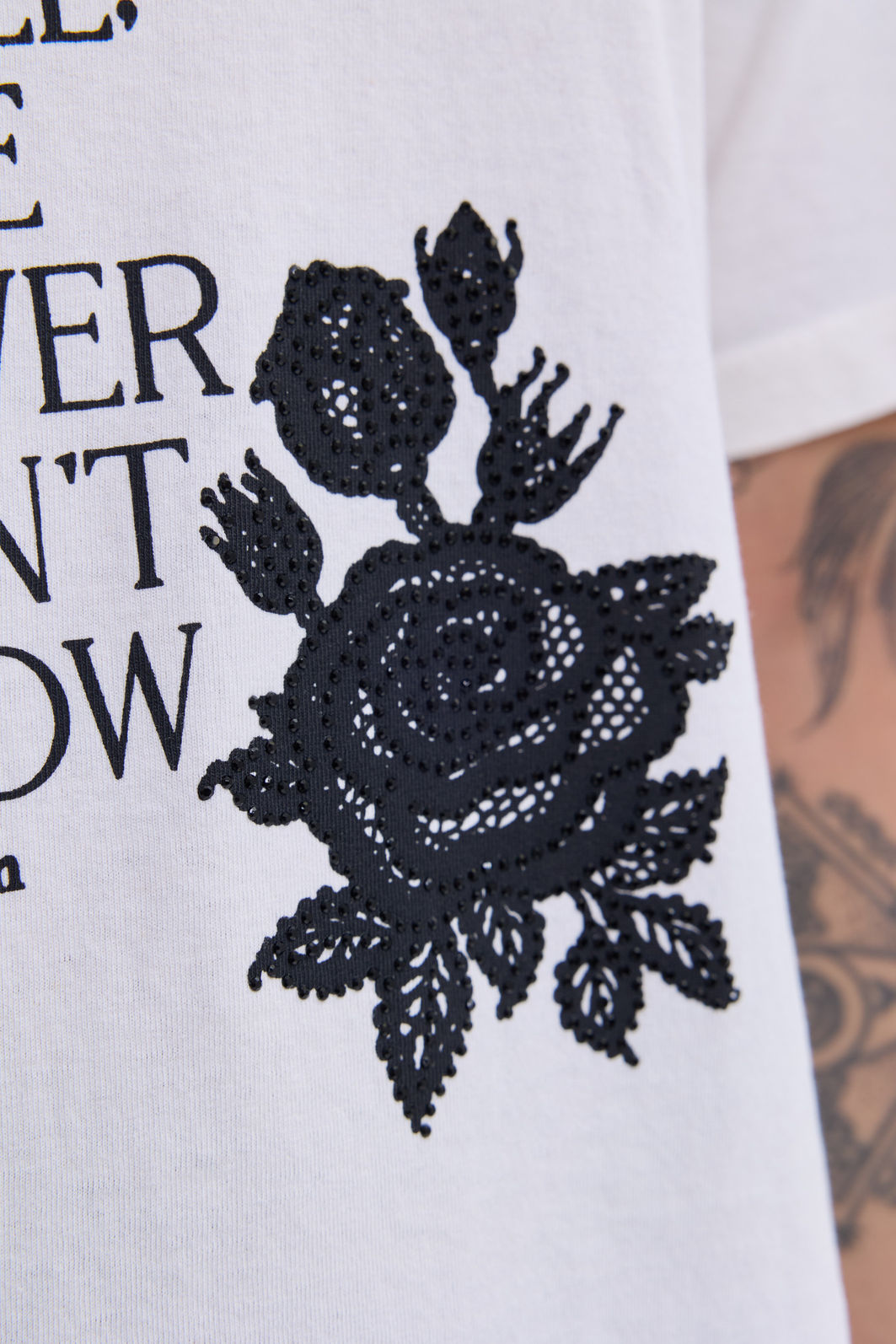 T-SHIRT ESTONADA THE FLOWER GROWS (COM STRASS) OFF WHITE T-SHIRT ESTONADA THE FLOWER GROWS (COM STRASS) OFF WHITE