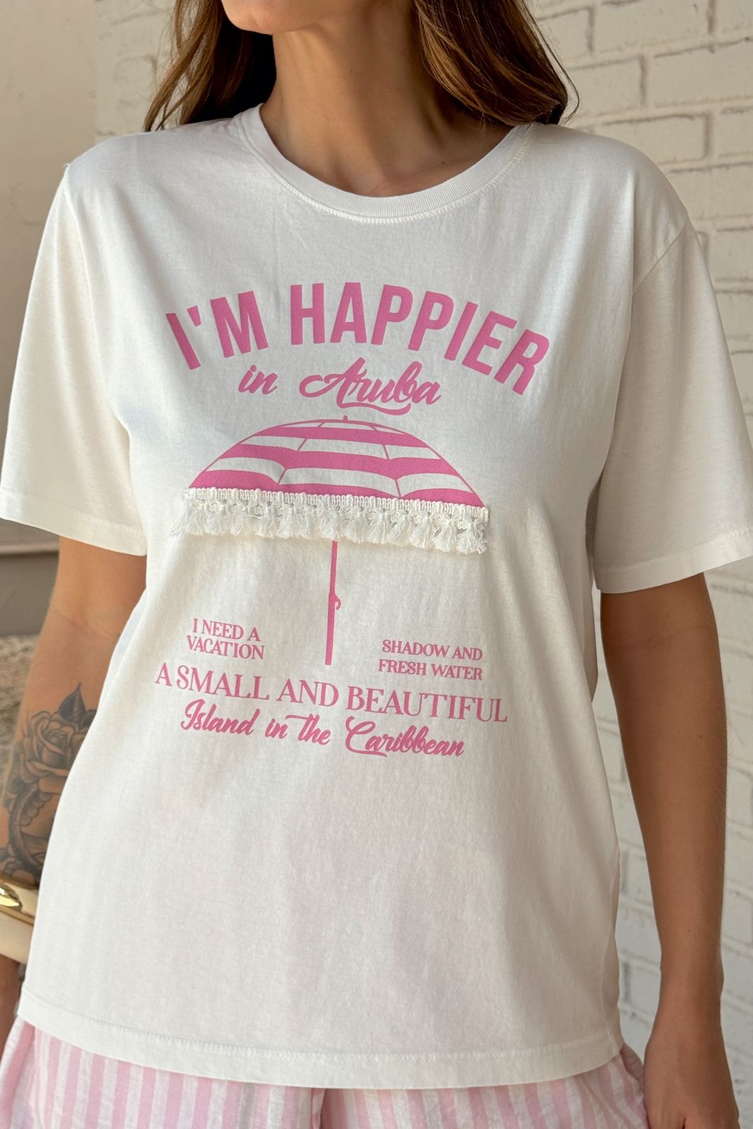 T-SHIRT ESTONADA HAPPIER IN ARUBA (COM APLIQUE) OFF WHITE T-SHIRT ESTONADA HAPPIER IN ARUBA (COM APLIQUE) OFF WHITE