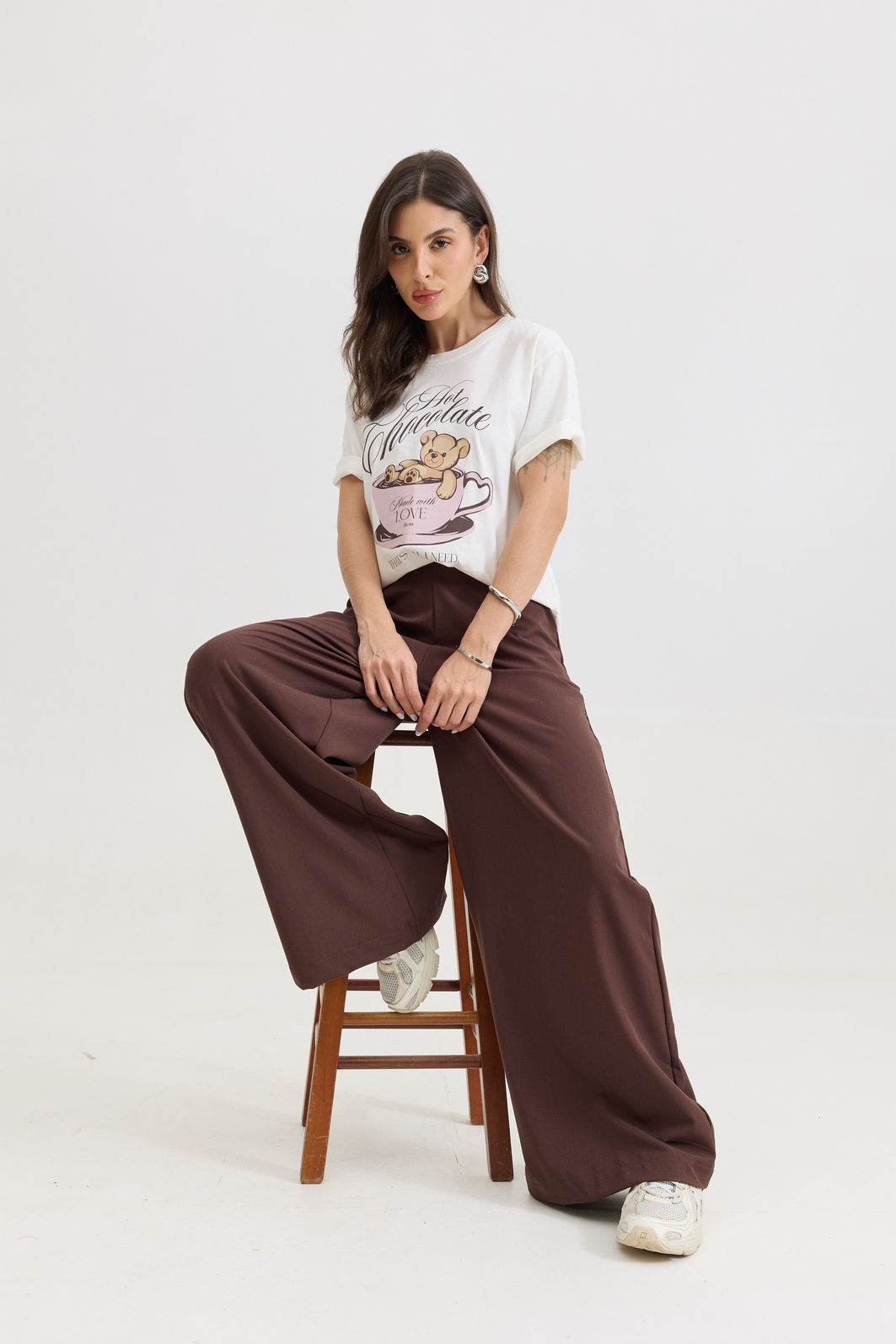 CALÇA ALFAIATARIA PANTALONA GISELLE MARROM TRUFADO calça pantalona feminina em alfaiataria com cintura alta e elástico nas costas, caimento fluido que não marca o corpo, modelagem ampla com pernas soltas e bolsos laterais funcionais