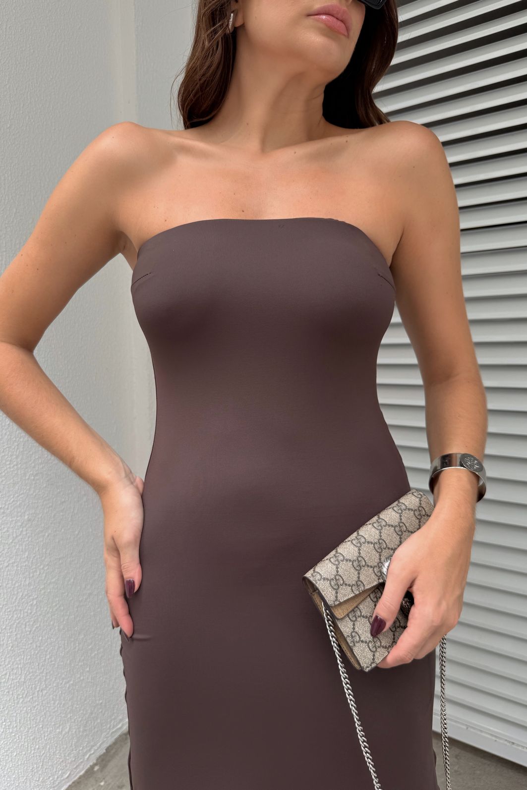 VESTIDO TOMARA QUE CAIA GABRIELLA MARROM vestido longo marrom tomara que caia em poliamida, todo duplo, com elástico no busto para melhor ajuste, caimento ajustado ao corpo e fenda posterior, peça confortável e elegante