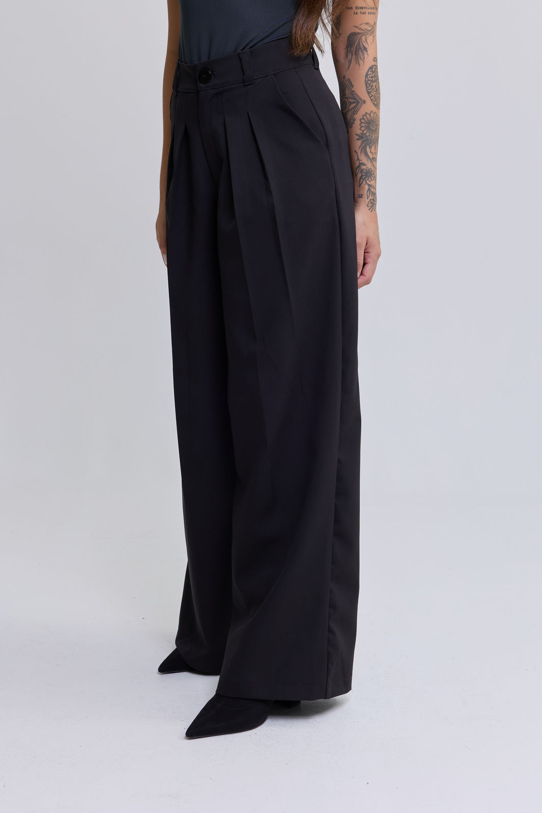 CALÇA ALFAIATARIA PANTALONA COM PREGAS E BOLSOS SILVIA PRETA CALÇA ALFAIATARIA PANTALONA COM PREGAS E BOLSOS SILVIA PRETA