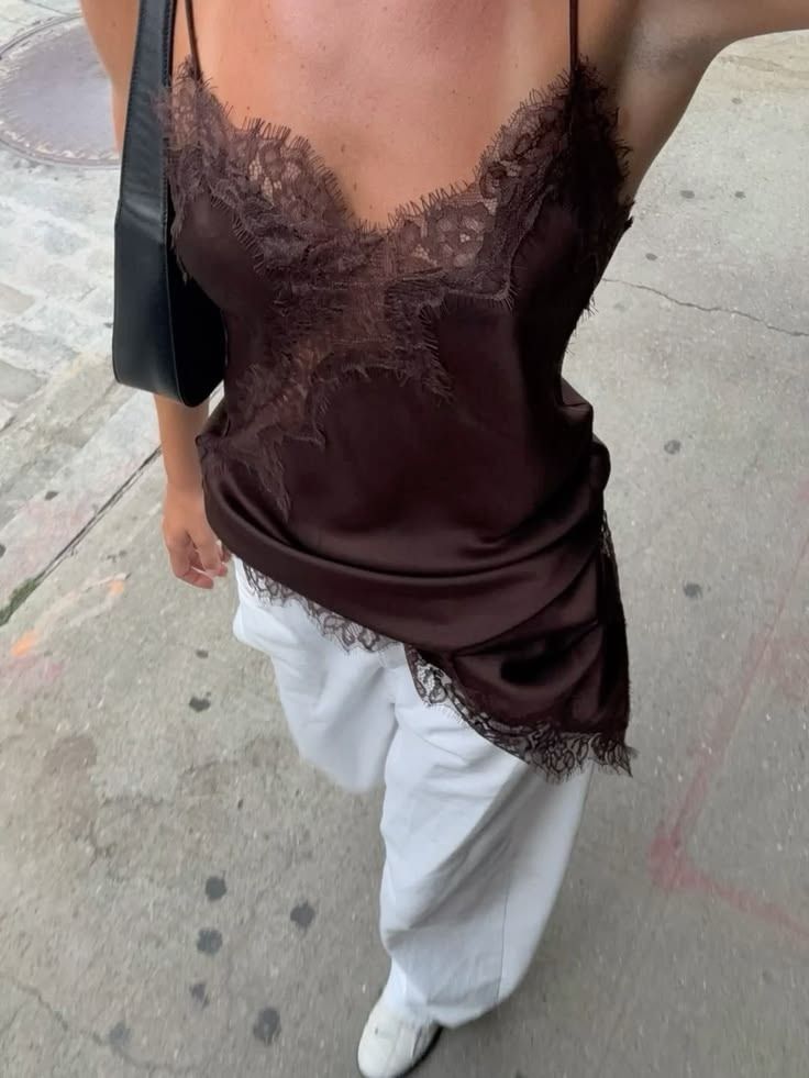 BLUSA CETIM COM DETALHES EM RENDA SABINE MARROM BLUSA CETIM COM DETALHES EM RENDA SABINE MARROM