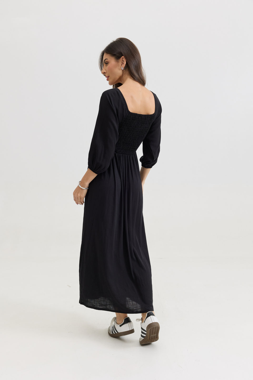 VESTIDO MIDI BARBARA LISO PRETO vestido midi preto em viscolinho com lastex no busto, mangas ajustáveis e fenda lateral, caimento leve e confortável