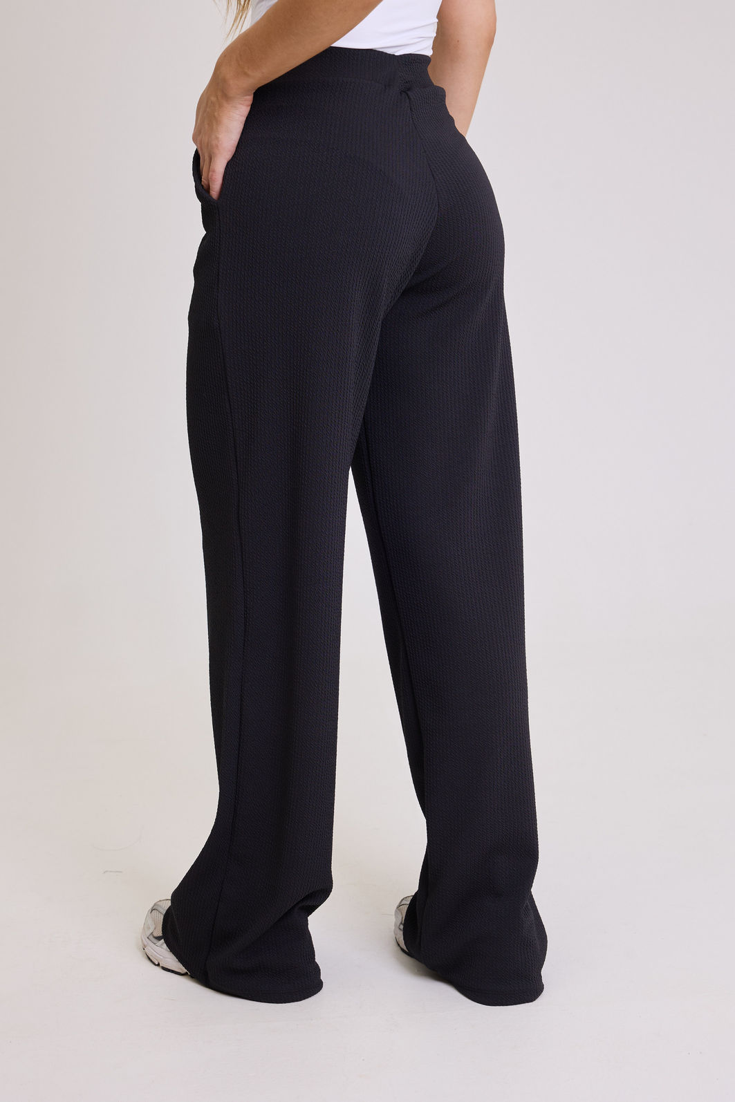CALÇA PANTALONA COM ELASTICO NA CINTURA E BOLSOS LUIZA PRETA CALÇA PANTALONA COM ELASTICO NA CINTURA E BOLSOS LUIZA PRETA