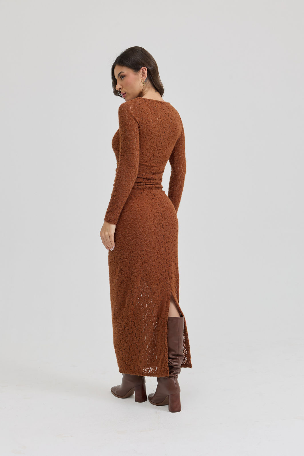 VESTIDO MANGA LONGA DE RENDA FRANZIDO NAS LATERAIS ROSALIE MARROM VESTIDO MANGA LONGA DE RENDA FRANZIDO NAS LATERAIS ROSALIE MARROM
