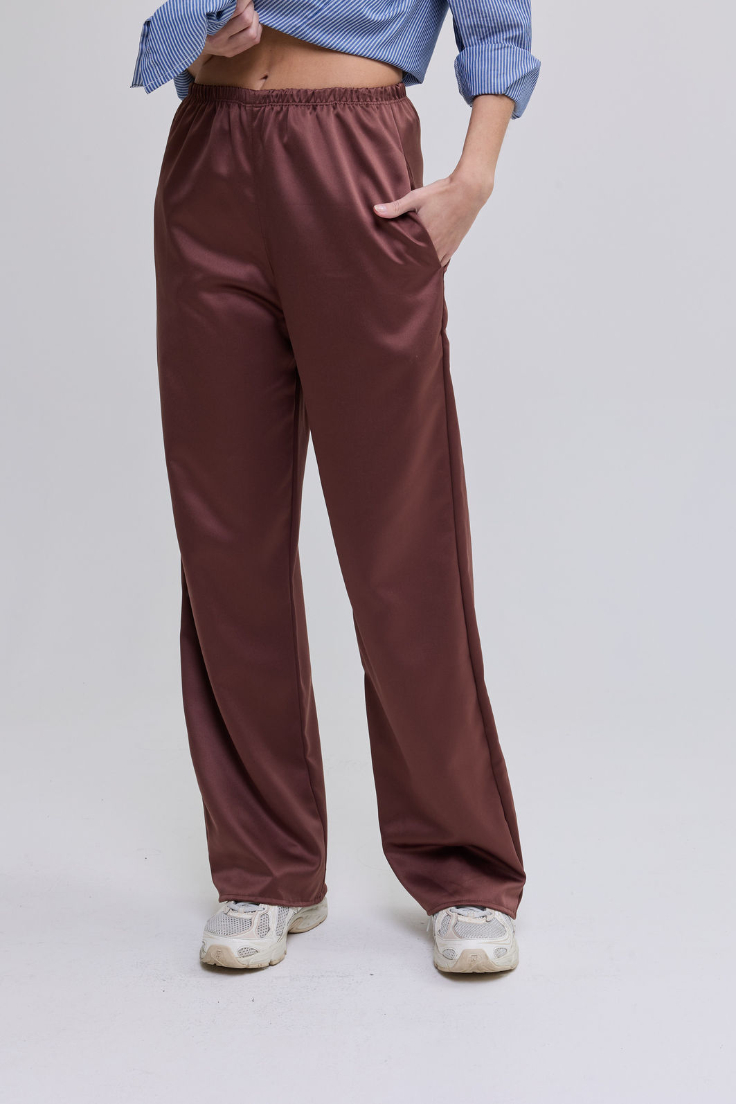 CALÇA RETA COM BOLSOS E ELASTICO NO CÓS EM CETIM CAMILLA MARROM CALÇA RETA COM BOLSOS E ELASTICO NO CÓS EM CETIM CAMILLA MARROM