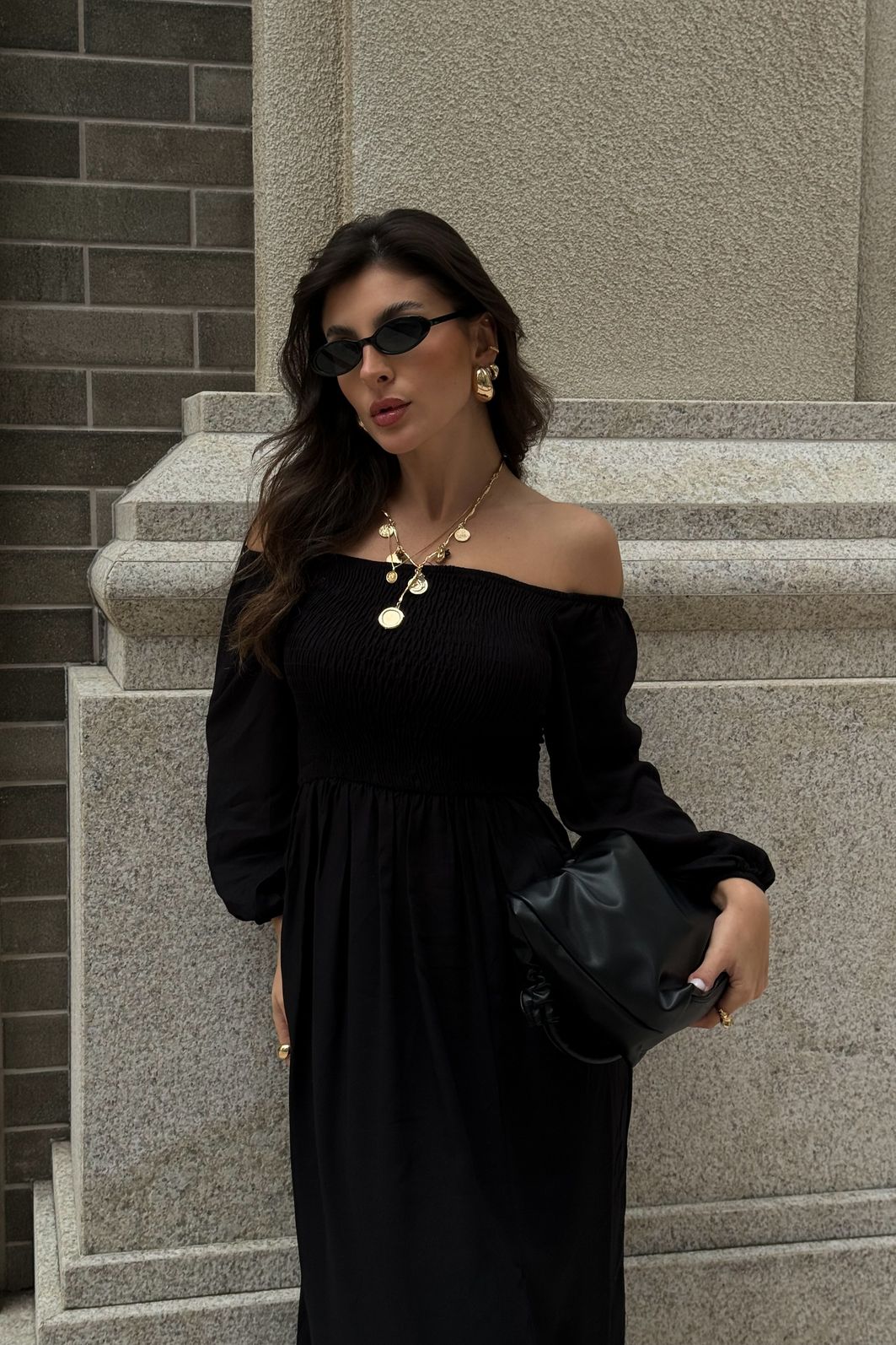 VESTIDO MIDI BARBARA LISO PRETO vestido midi preto em viscolinho com lastex no busto, mangas ajustáveis e fenda lateral, caimento leve e confortável