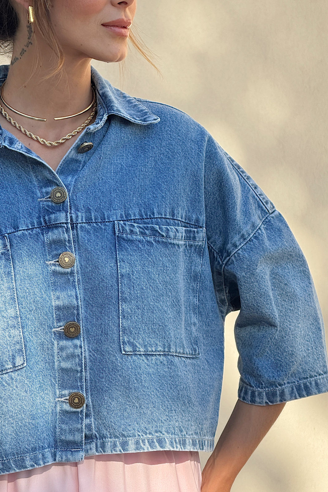 CAMISA JEANS CROPPED MANGA CURTA COM BOLSOS NINA AZUL ESCURO CAMISA JEANS CROPPED MANGA CURTA COM BOLSOS NINA AZUL ESCURO
