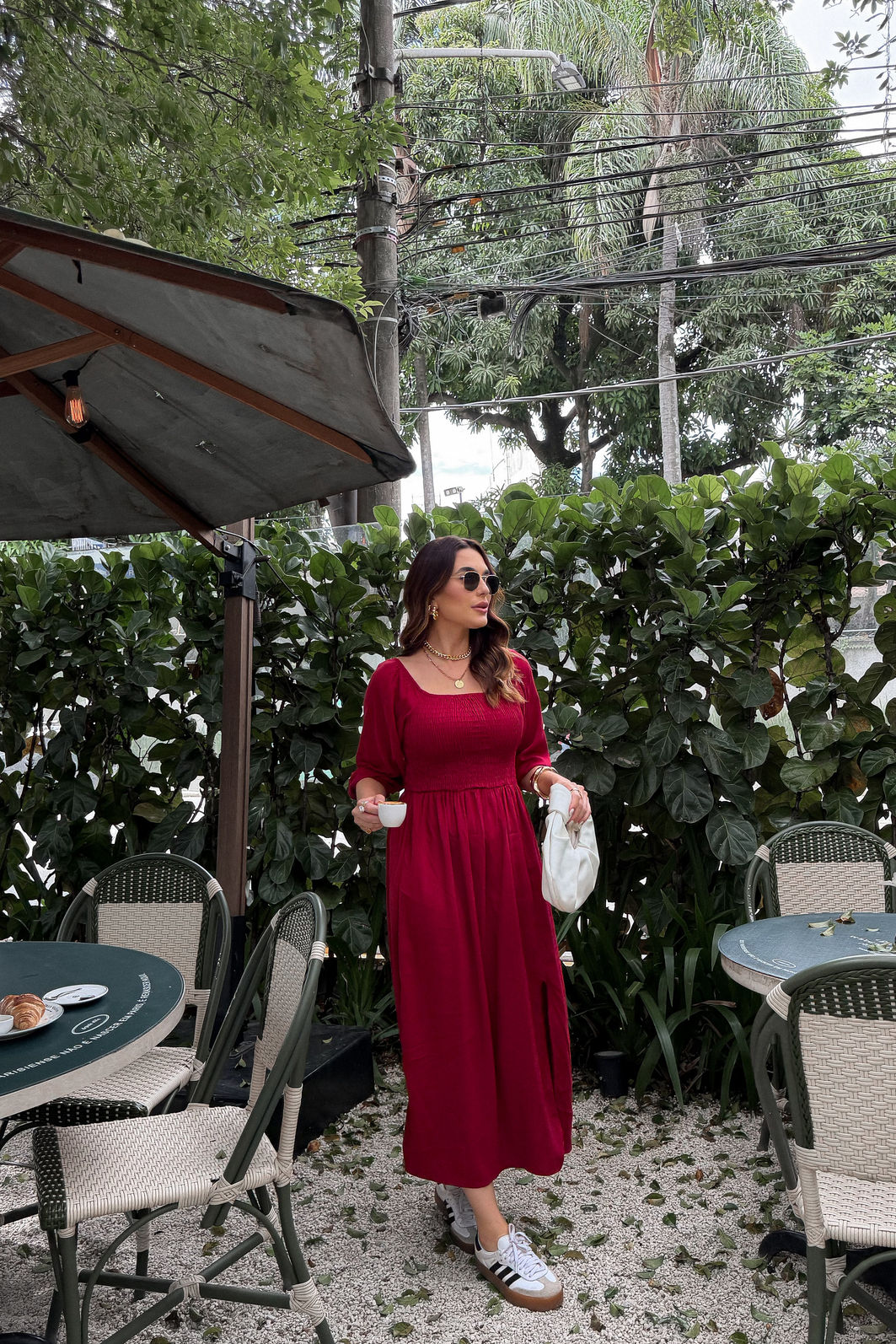 VESTIDO MIDI BARBARA VERMELHO CEREJA Vestido midi vermelho cereja em viscolinho com lastex no busto, mangas versáteis e fenda lateral, modelagem fluida em look casual feminino com tênis branco