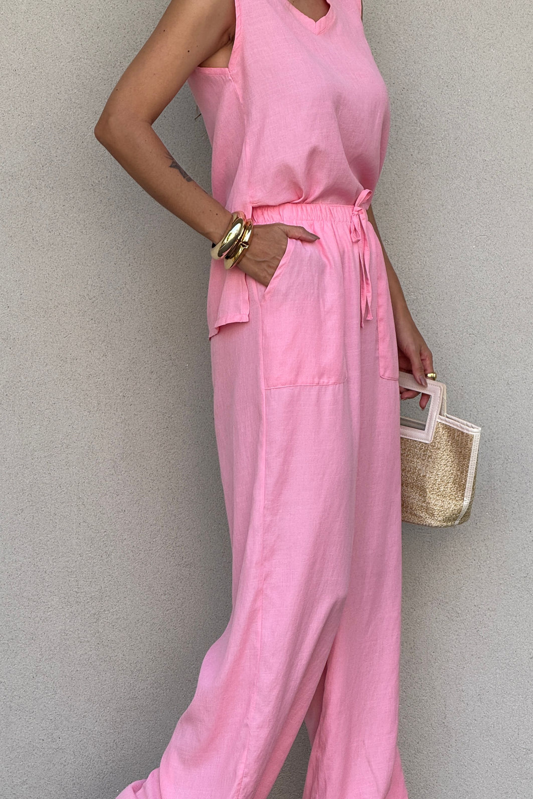 CONJUNTO REGATA DECOTE V E CALÇA COM BOLSO LEILA ROSA CANDY CONJUNTO REGATA DECOTE V E CALÇA COM BOLSO LEILA ROSA CANDY