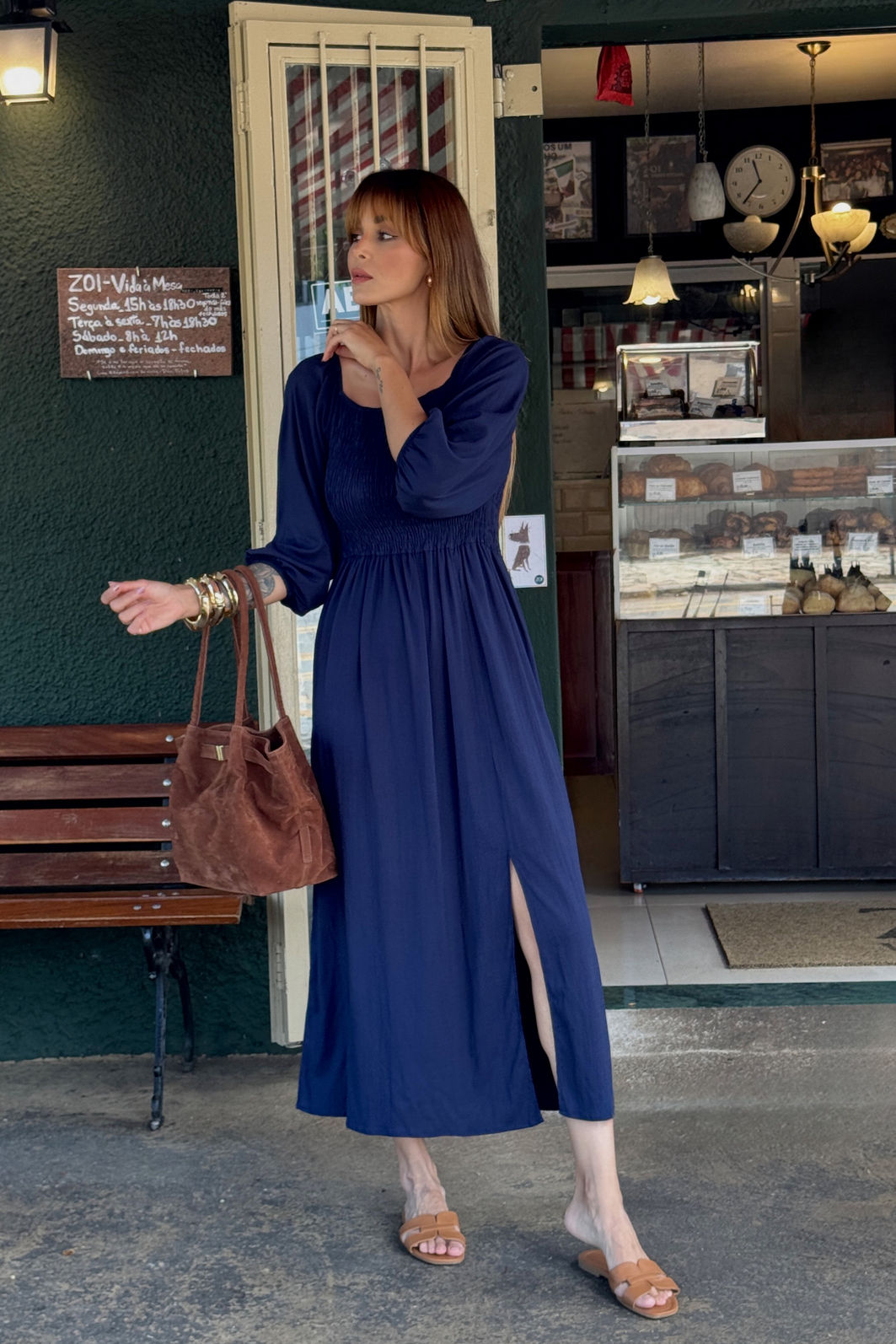 VESTIDO MIDI BARBARA AZUL MARINHO vestido midi azul marinho em viscolinho liso, busto com lastex, mangas ajustáveis e fenda lateral, caimento leve e fluido
