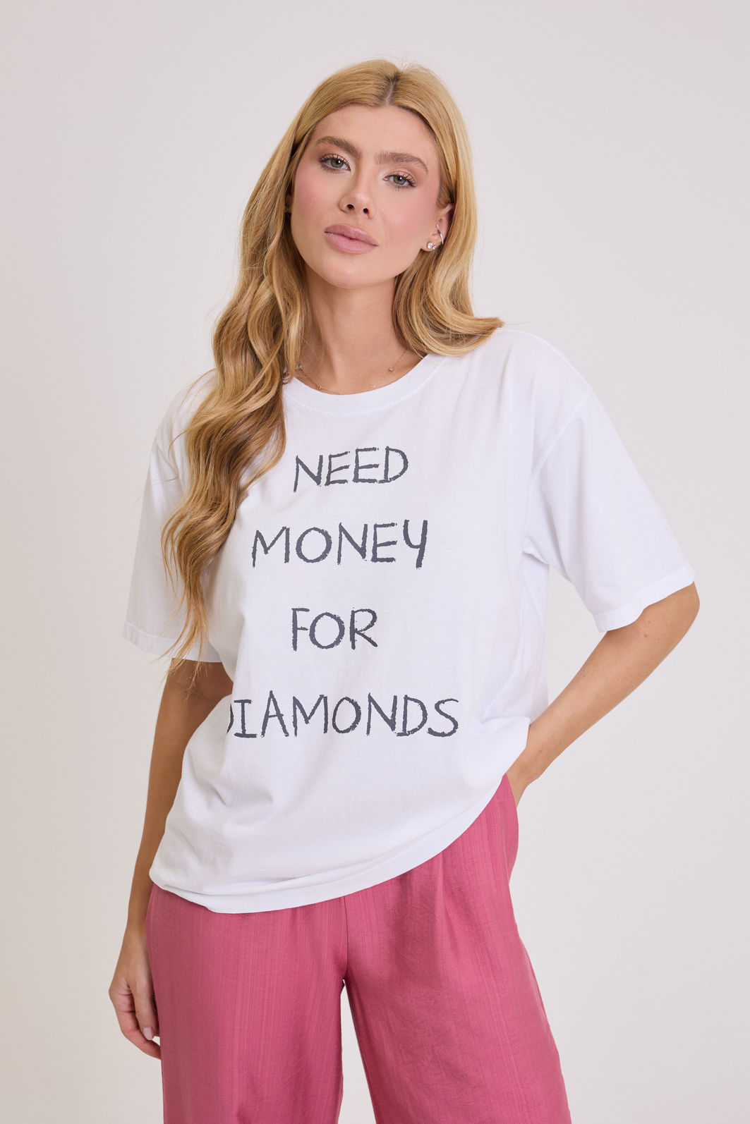 T-SHIRT ESTONADA NEED MONEY BRANCA T-SHIRT ESTONADA NEED MONEY BRANCA