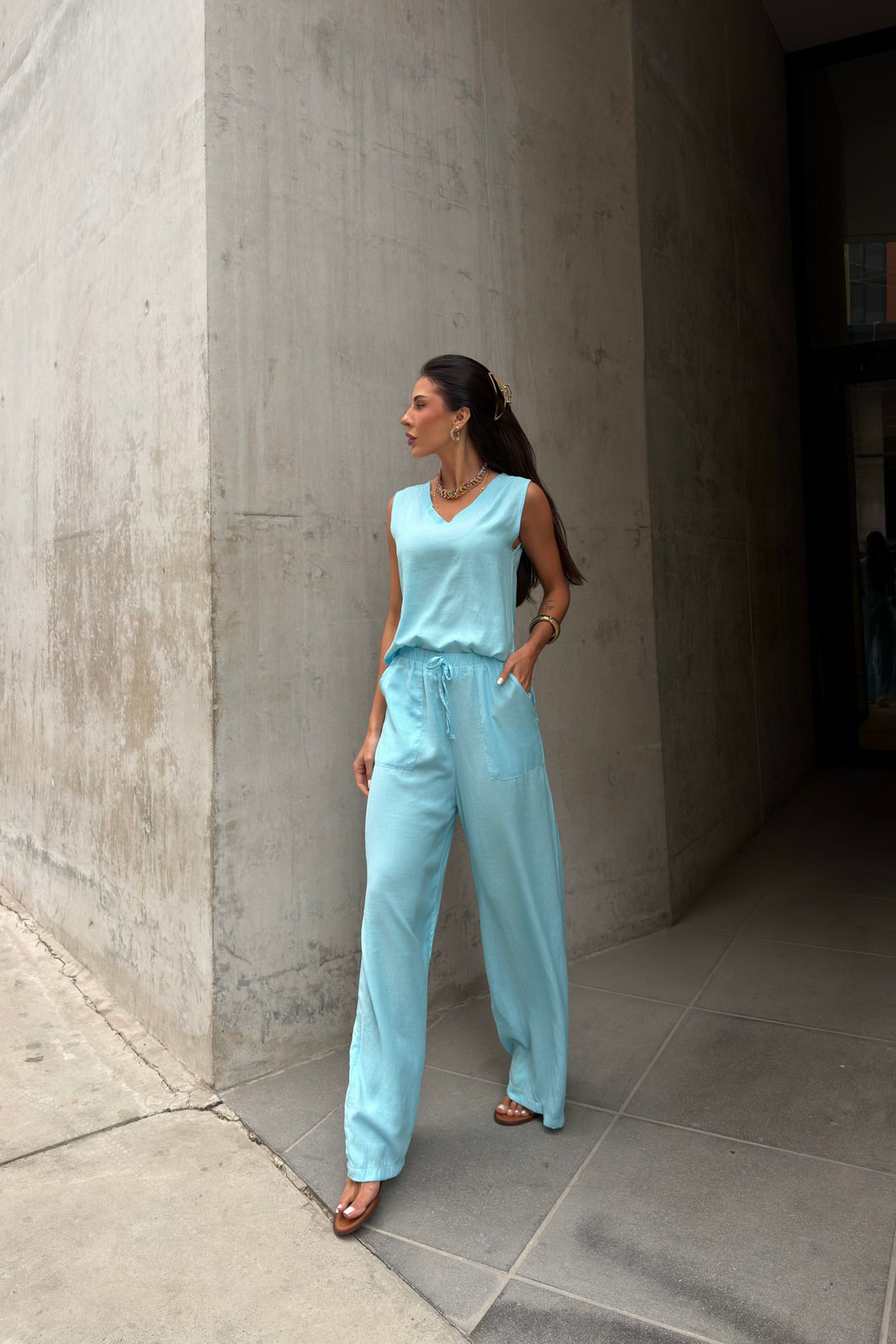 CONJUNTO REGATA DECOTE V E CALÇA COM BOLSO LEILA AZUL CANDY CONJUNTO REGATA DECOTE V E CALÇA COM BOLSO LEILA AZUL CANDY