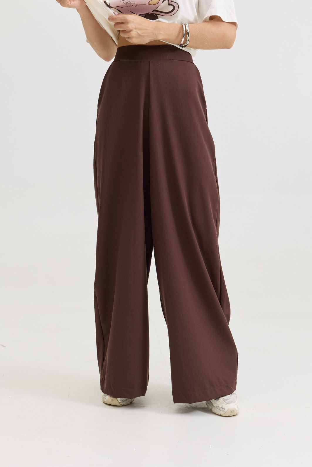 CALÇA ALFAIATARIA PANTALONA GISELLE MARROM TRUFADO calça pantalona feminina em alfaiataria com cintura alta e elástico nas costas, caimento fluido que não marca o corpo, modelagem ampla com pernas soltas e bolsos laterais funcionais