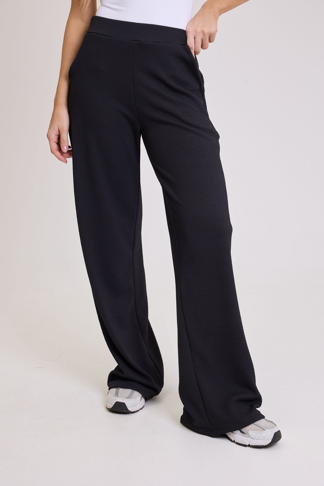 CALÇA PANTALONA COM ELASTICO NA CINTURA E BOLSOS LUIZA PRETA CALÇA PANTALONA COM ELASTICO NA CINTURA E BOLSOS LUIZA PRETA