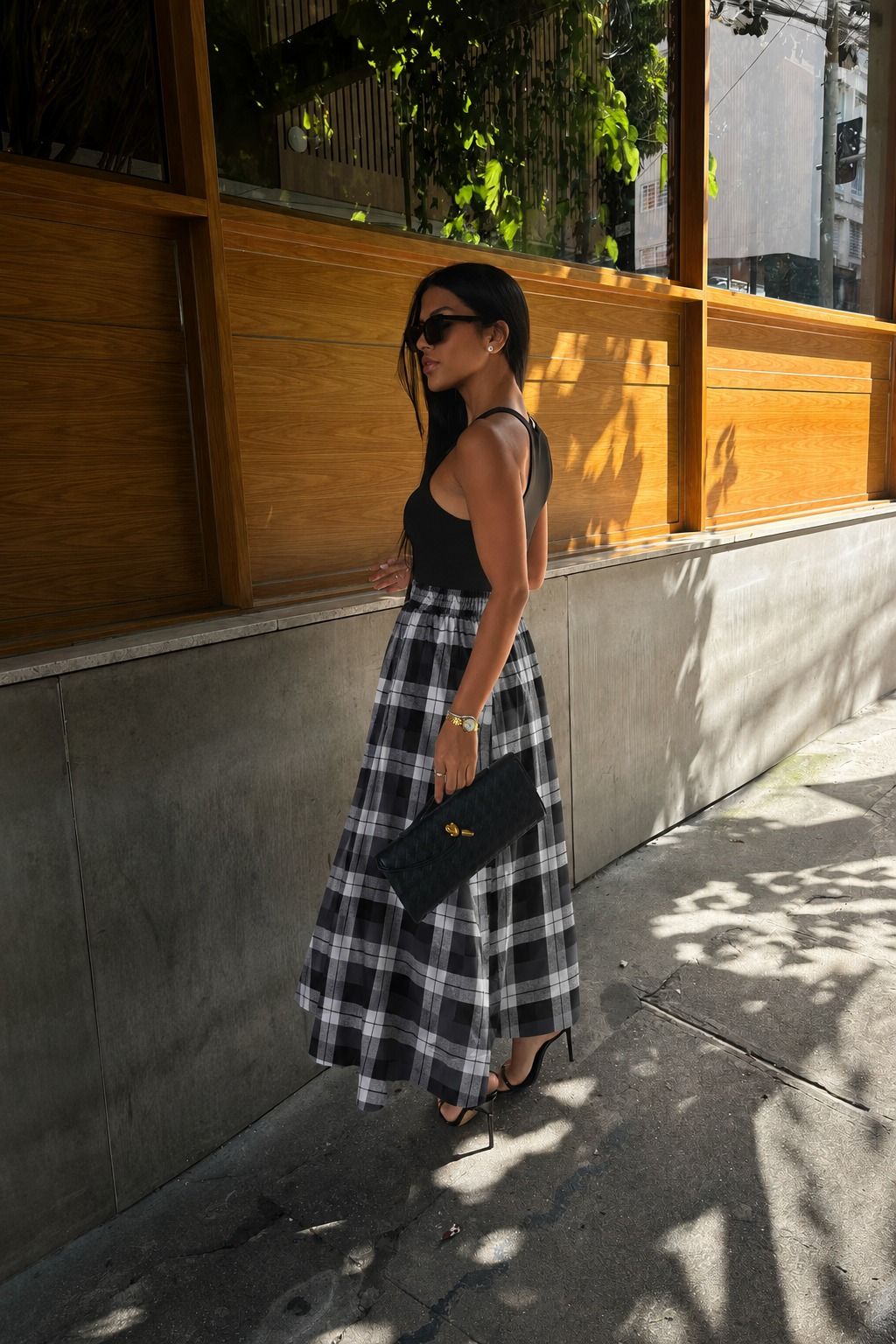 SAIA MIDI COM BOLSOS LIVIA XADREZ PRETA SAIA MIDI COM BOLSOS LIVIA XADREZ PRETA