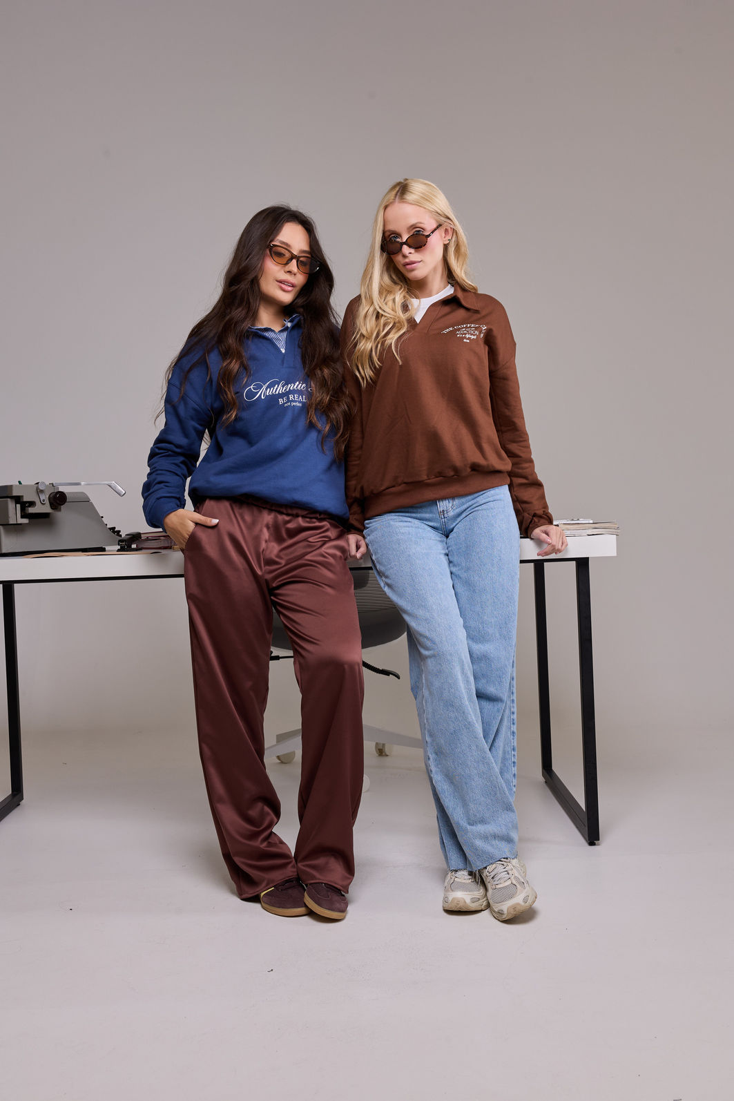CALÇA RETA COM BOLSOS E ELASTICO NO CÓS EM CETIM CAMILLA MARROM CALÇA RETA COM BOLSOS E ELASTICO NO CÓS EM CETIM CAMILLA MARROM