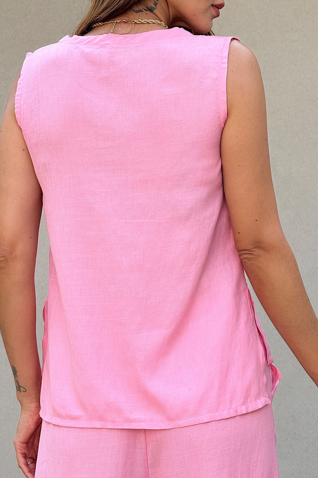 CONJUNTO REGATA DECOTE V E CALÇA COM BOLSO LEILA ROSA CANDY CONJUNTO REGATA DECOTE V E CALÇA COM BOLSO LEILA ROSA CANDY