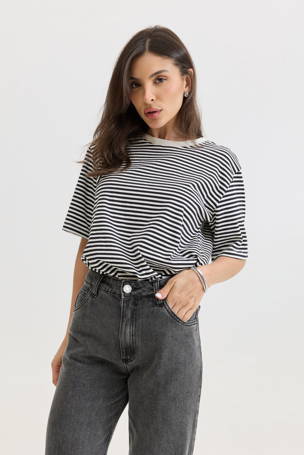 t shirt feminina listrada preta em algodão premium, modelagem soltinha, manga curta e caimento confortável para uso diário