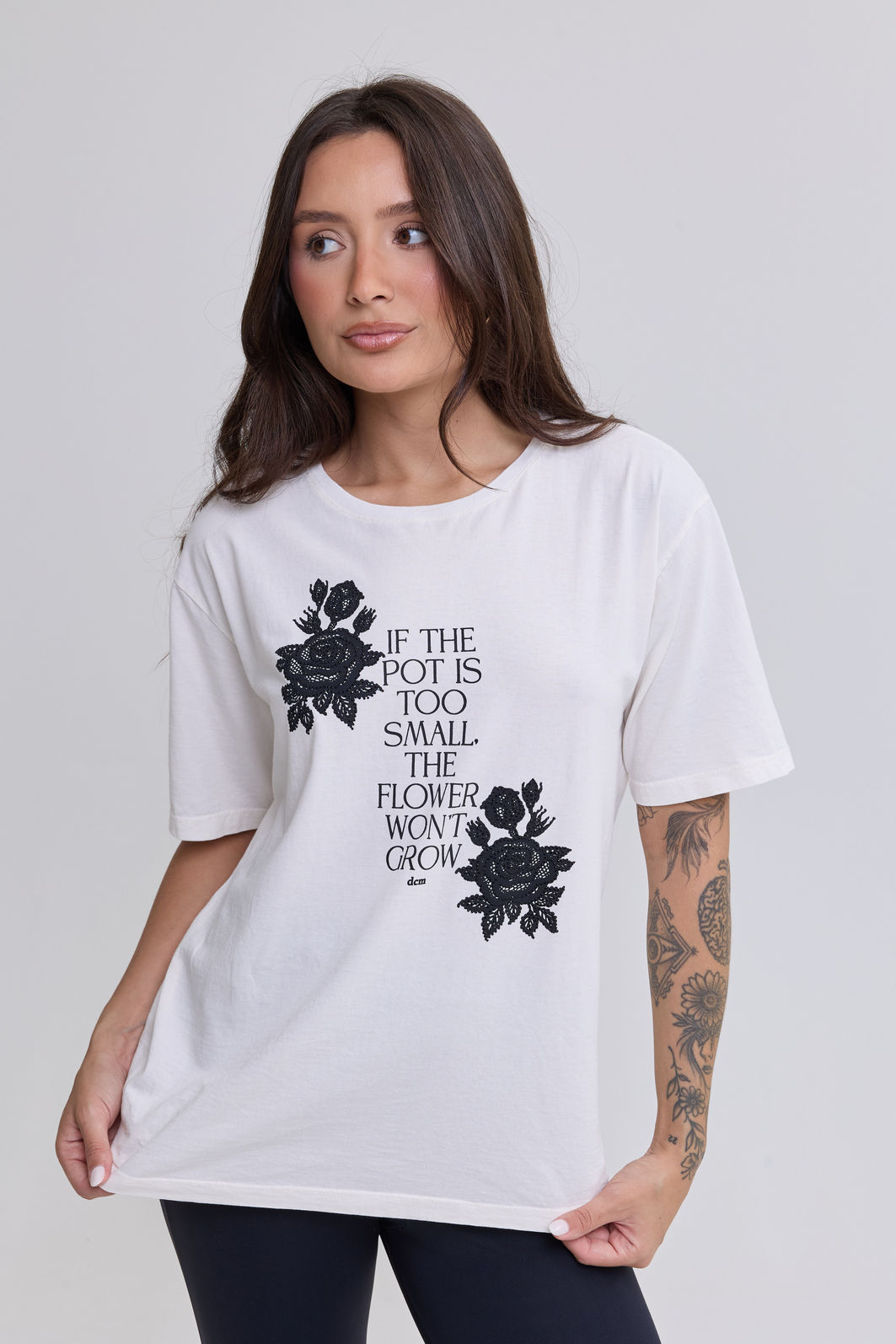 T-SHIRT ESTONADA THE FLOWER GROWS (COM STRASS) OFF WHITE T-SHIRT ESTONADA THE FLOWER GROWS (COM STRASS) OFF WHITE