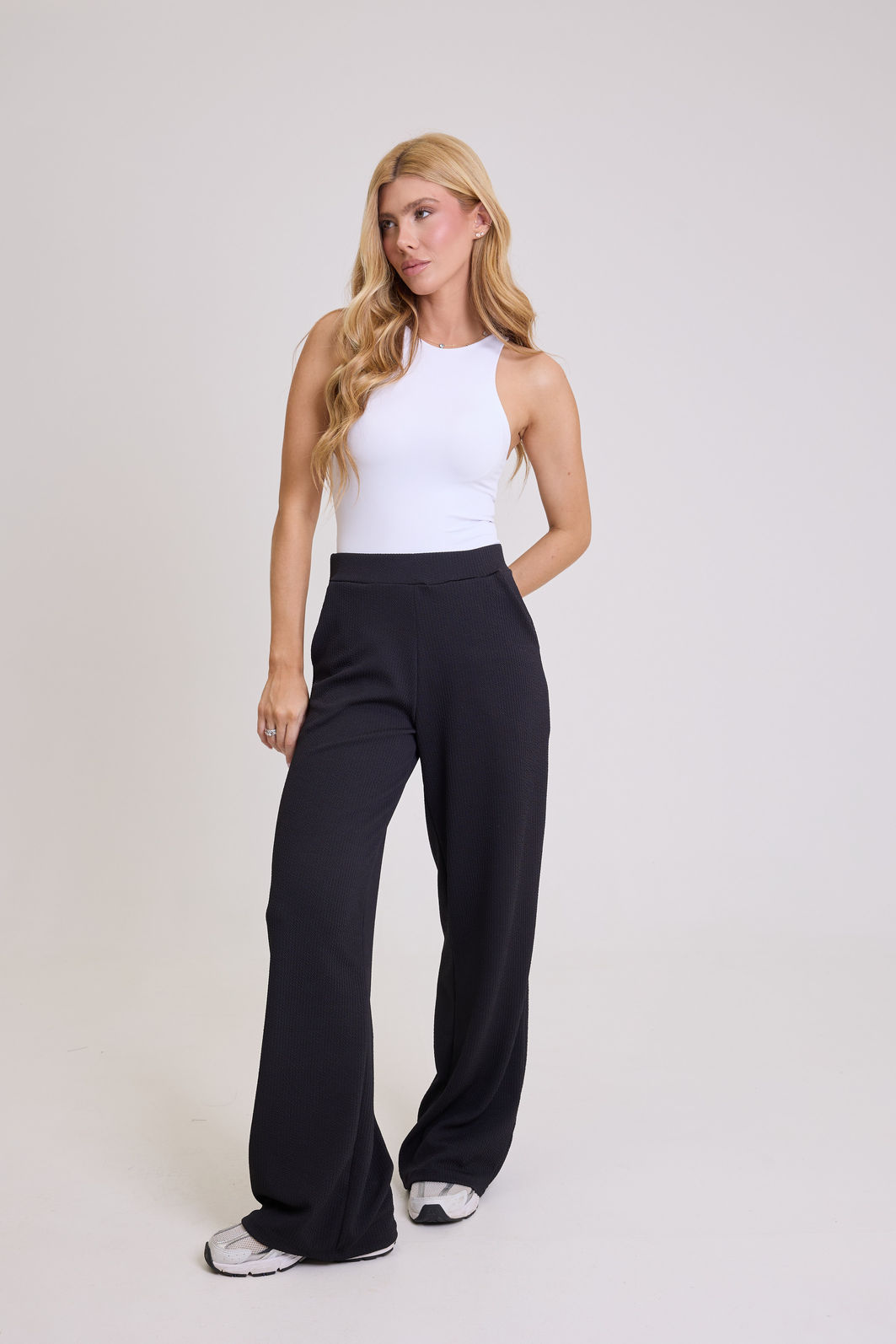 CALÇA PANTALONA COM ELASTICO NA CINTURA E BOLSOS LUIZA PRETA CALÇA PANTALONA COM ELASTICO NA CINTURA E BOLSOS LUIZA PRETA