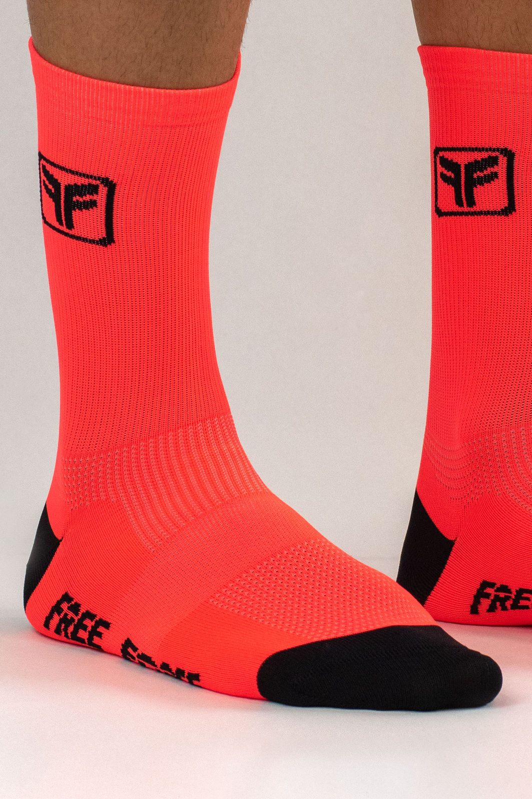 MEIA CICLISMO FREE FORCE UNISSEX As meias ciclismo Free Force foram tecnologicamente desenvolvidas especialmente para quem pedala. Aqui somos todos ciclistas e sabemos como é incômodo usar uma meia comum daquelas que fazem a sapatilha ficar apertando em alguns pontos específicos.
