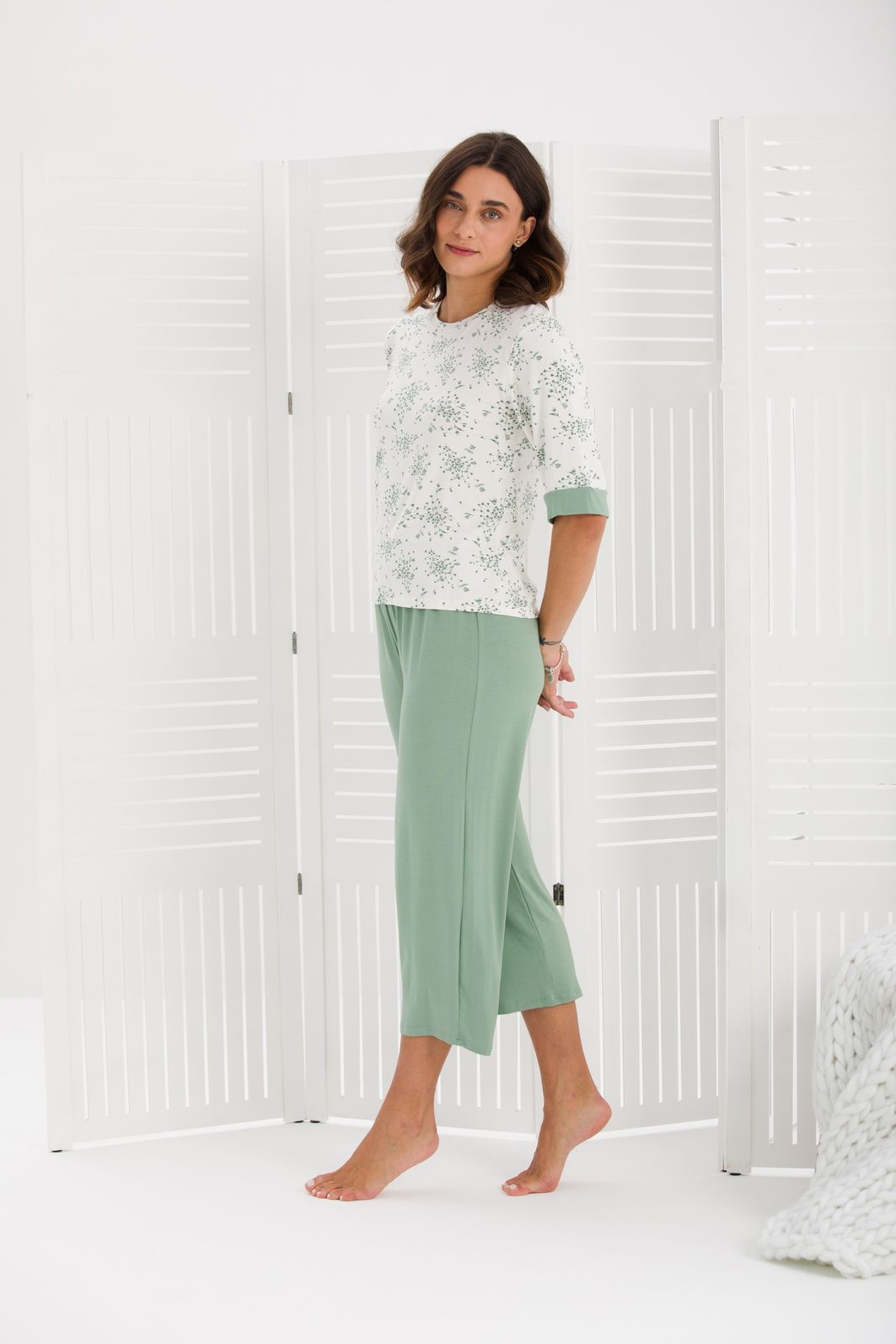 PIJAMA FEMININO MEIA MANGA FLORAL COM CALÇA MIDI VERDE