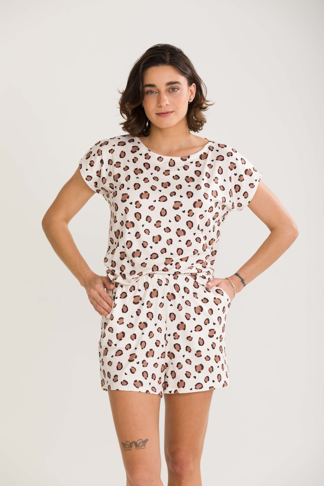 PIJAMA FEMININO MANGA CURTA ONÇA E CORAÇÕES